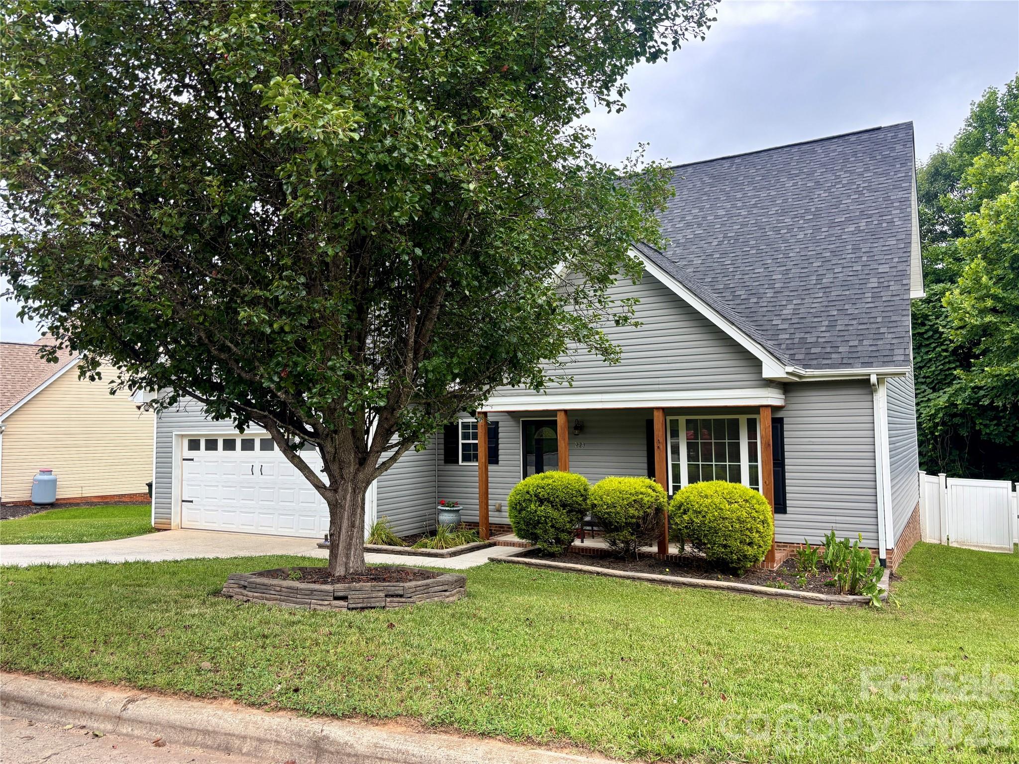 229 17th Avenue SE — Hickory