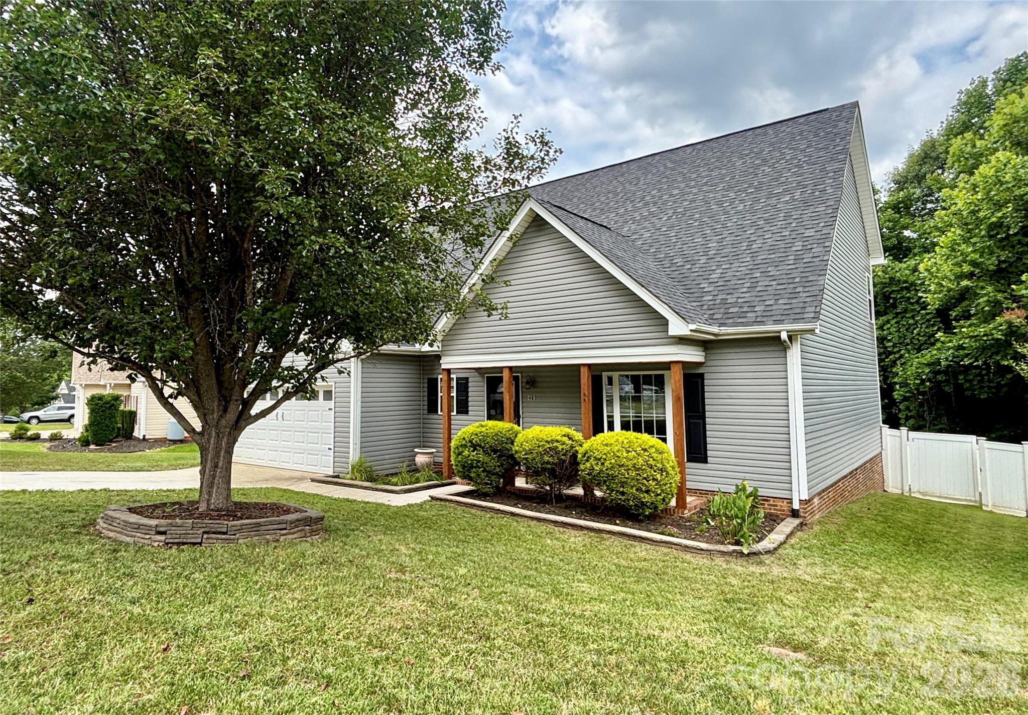 229 17th Avenue SE — Hickory