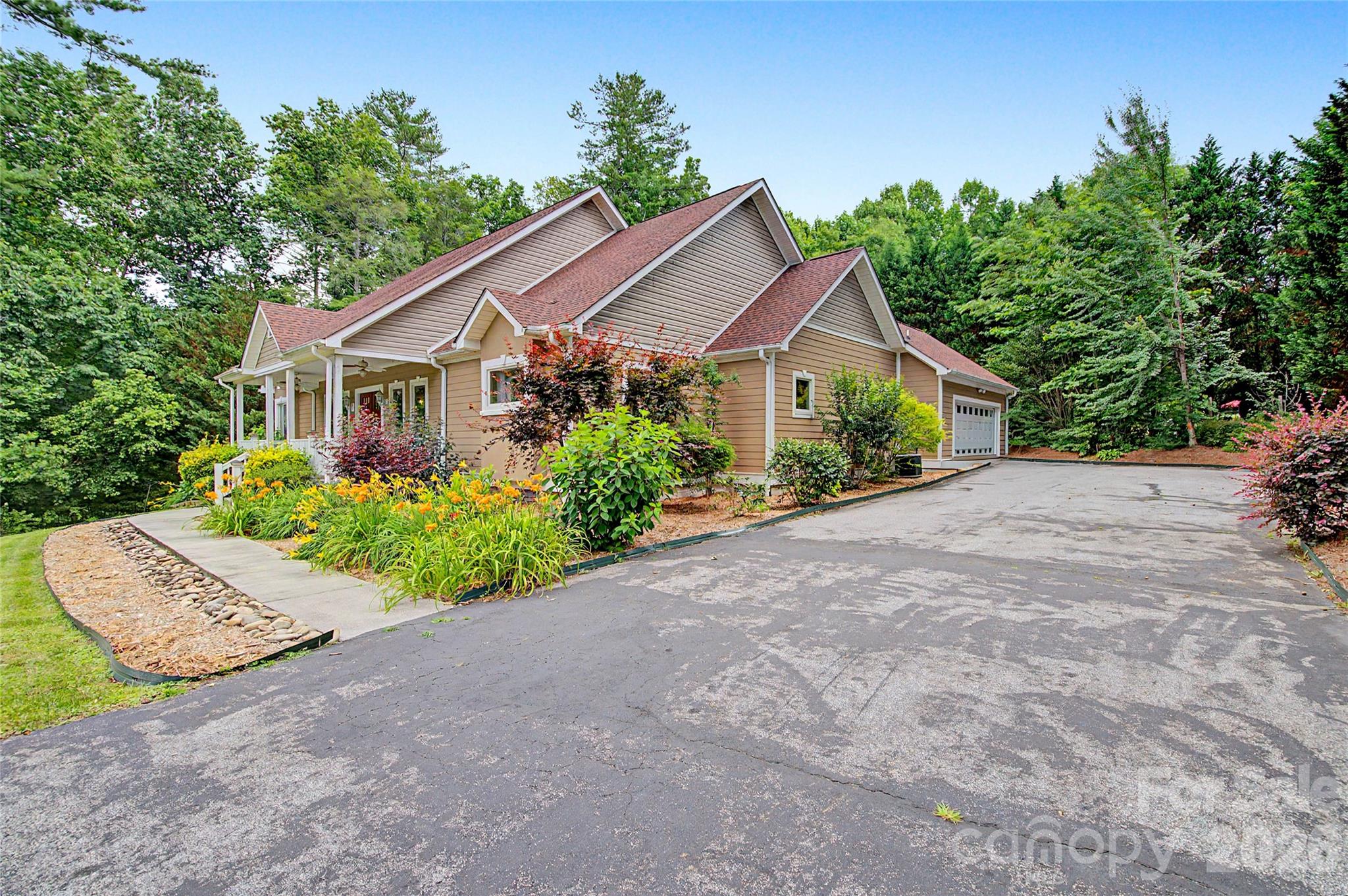312 Benjamin Way — Hendersonville