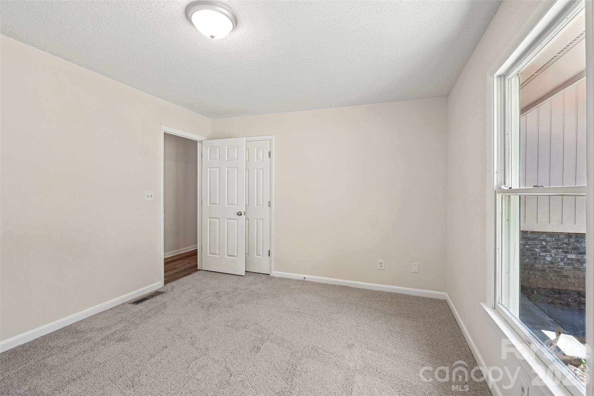 51 Wake Robin Way — Asheville