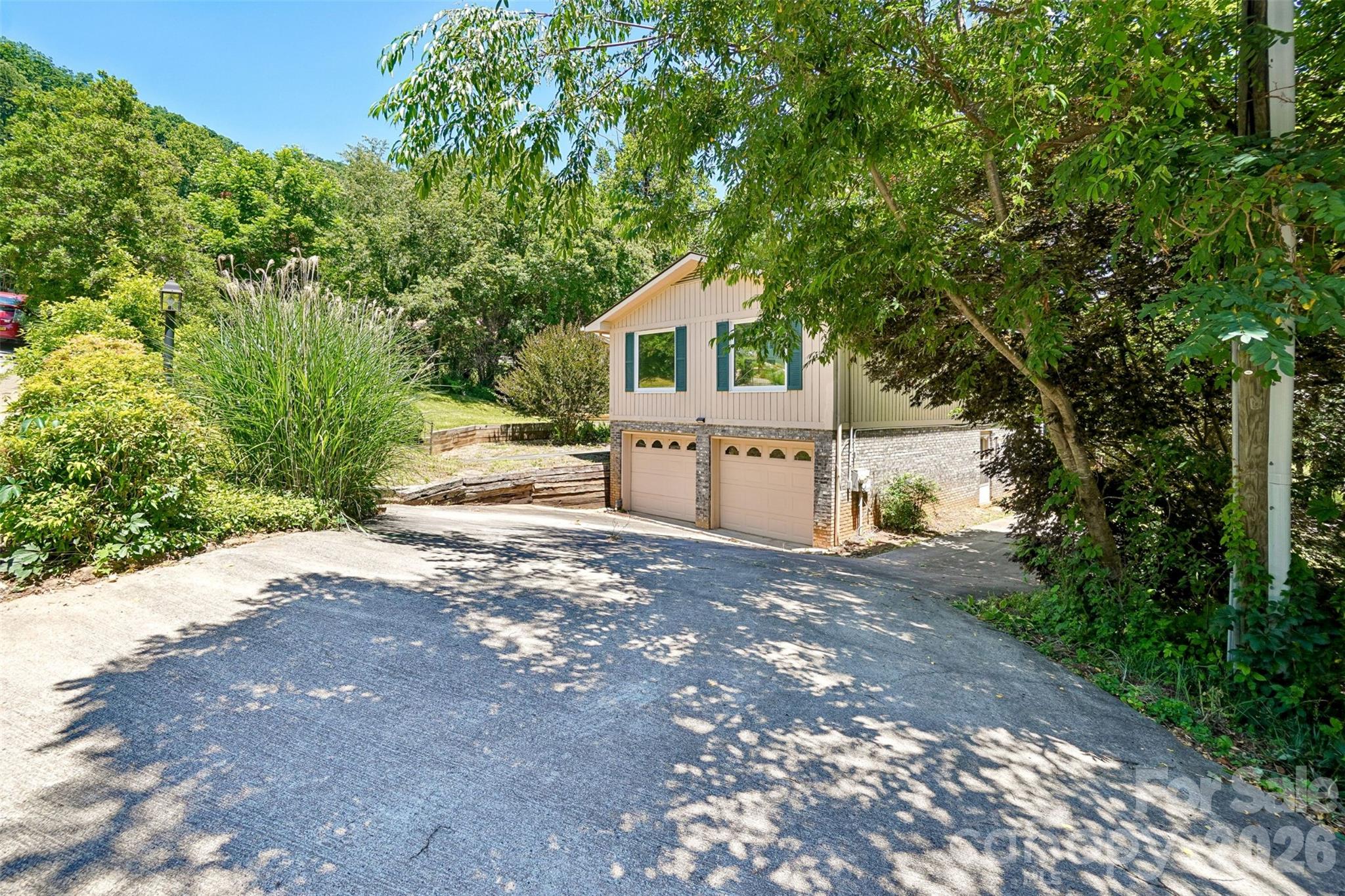 51 Wake Robin Way — Asheville