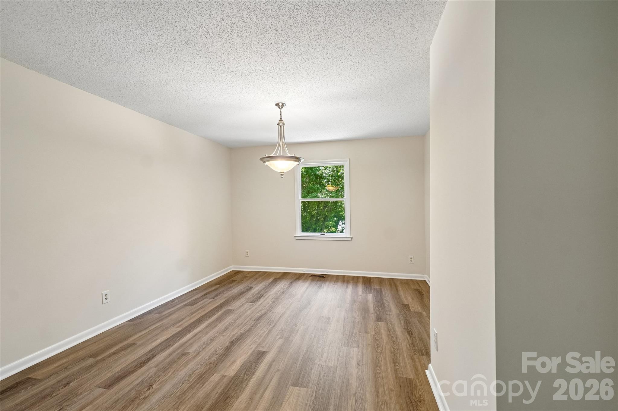 51 Wake Robin Way — Asheville