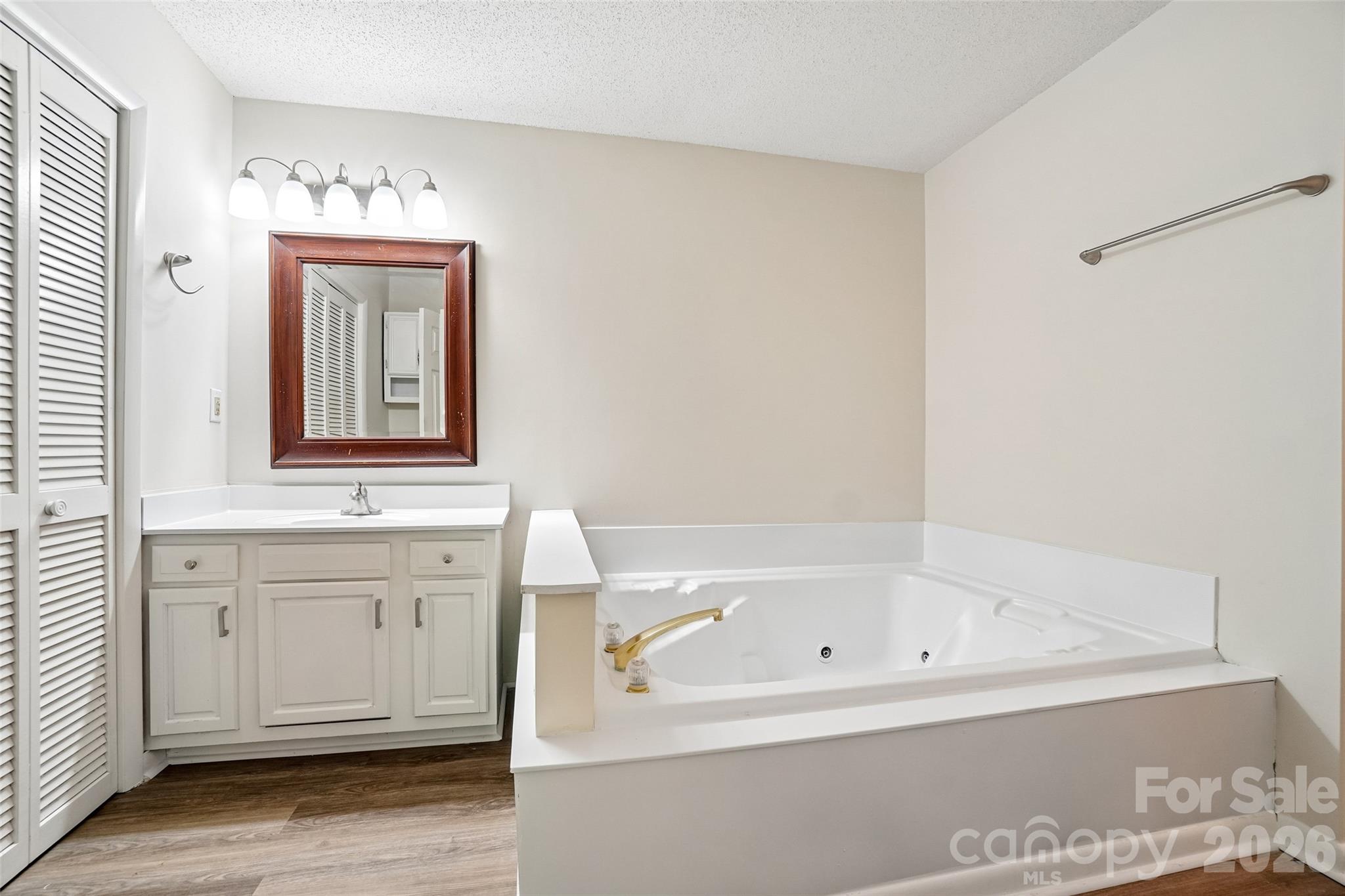 51 Wake Robin Way — Asheville