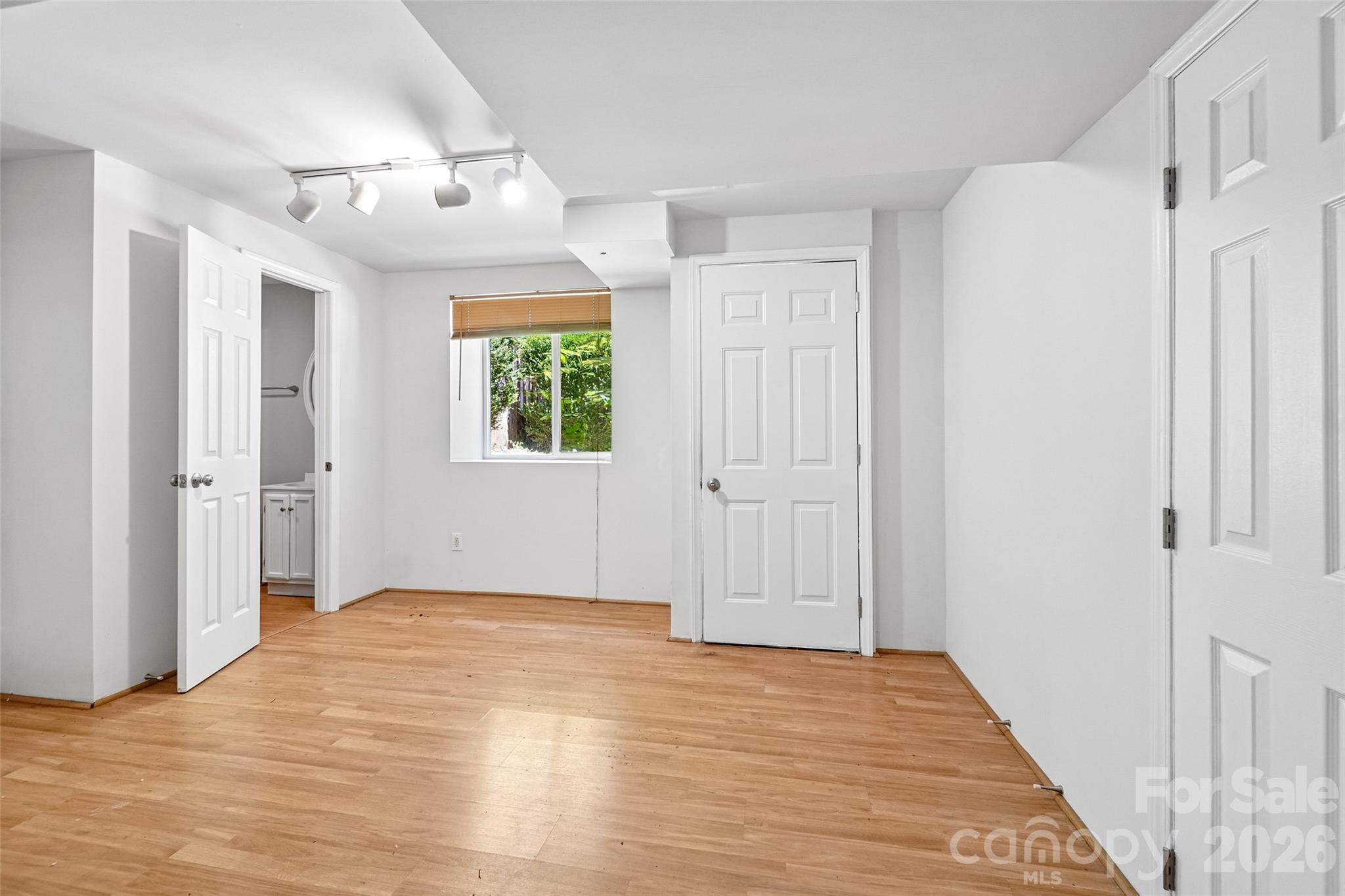 51 Wake Robin Way — Asheville