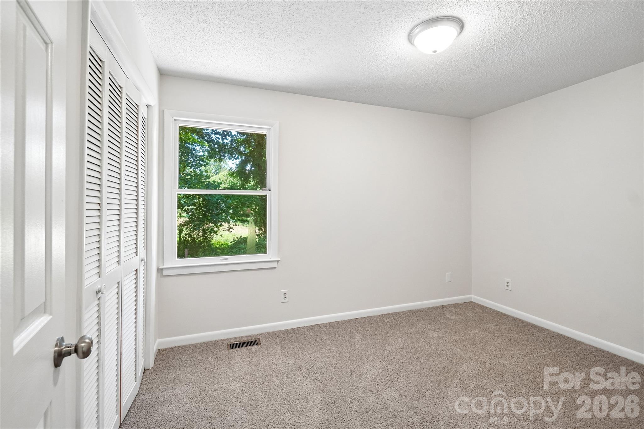 51 Wake Robin Way — Asheville