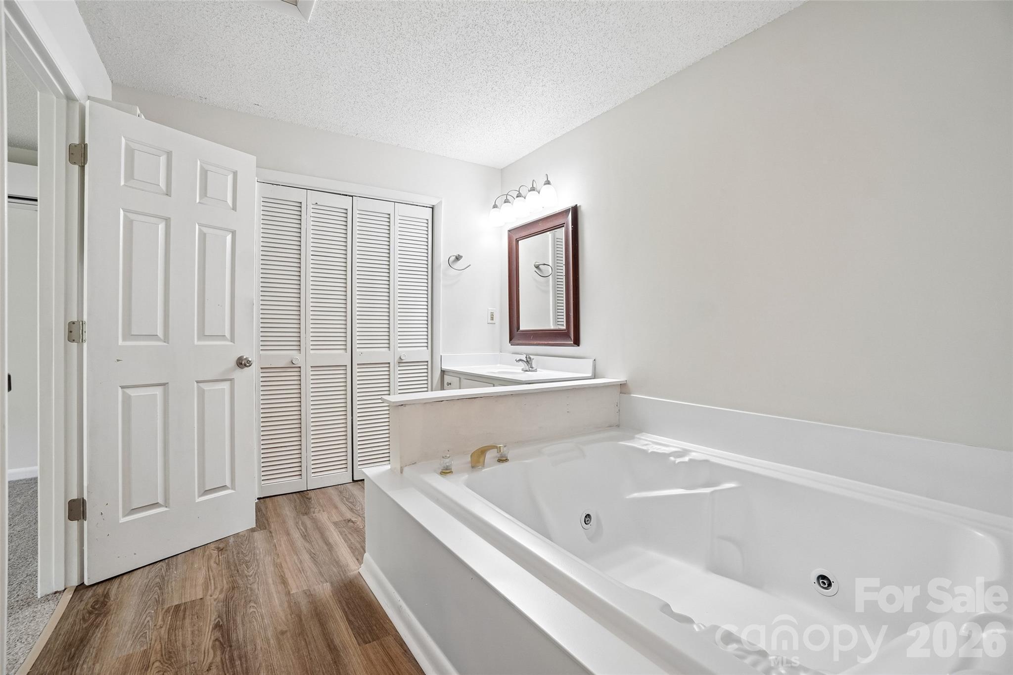 51 Wake Robin Way — Asheville