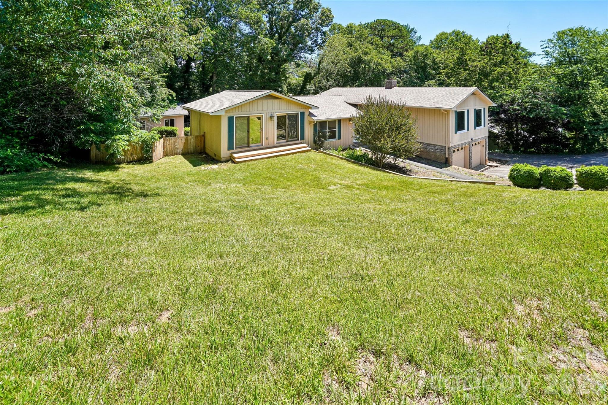 51 Wake Robin Way — Asheville