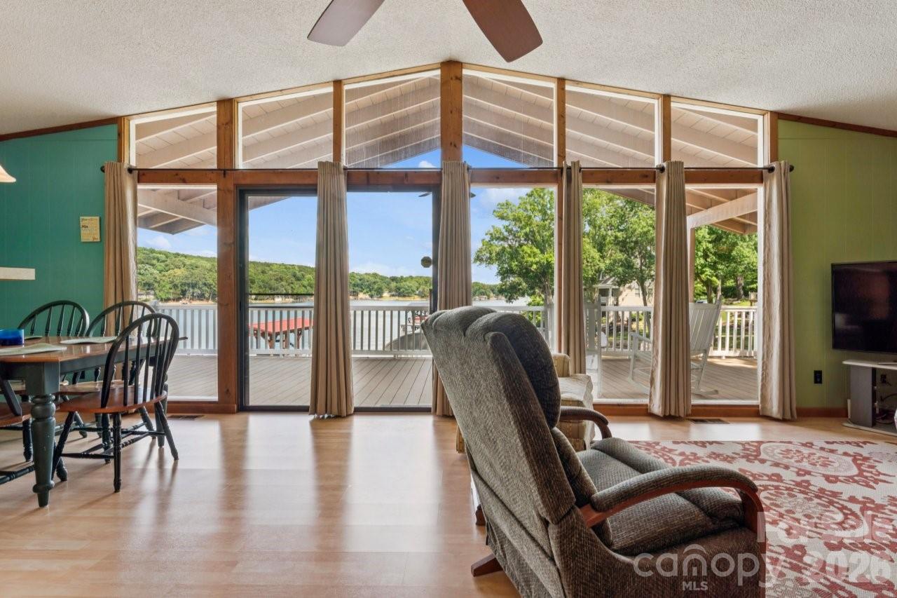 918 Pinehaven Drive — New London