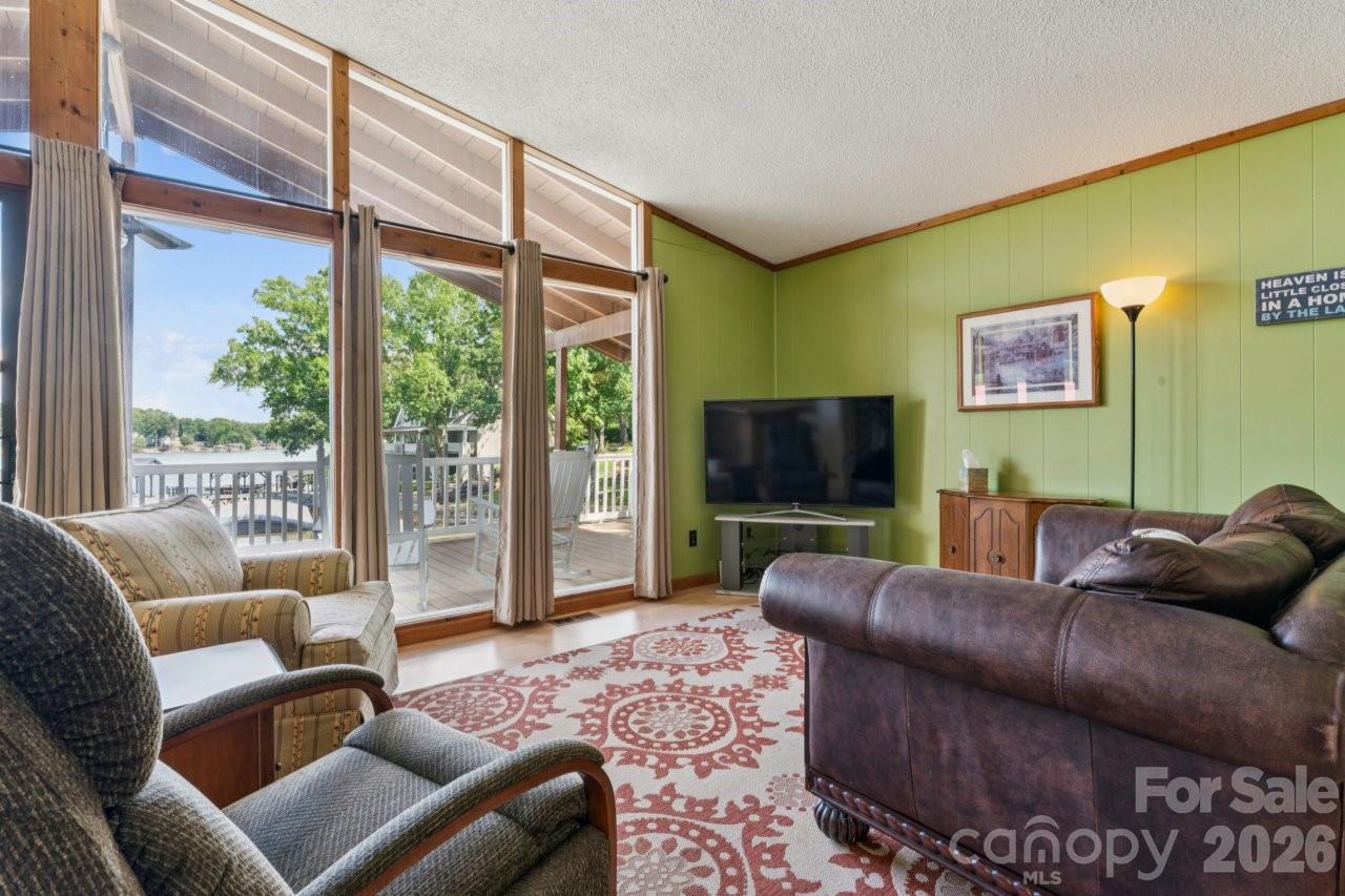 918 Pinehaven Drive — New London