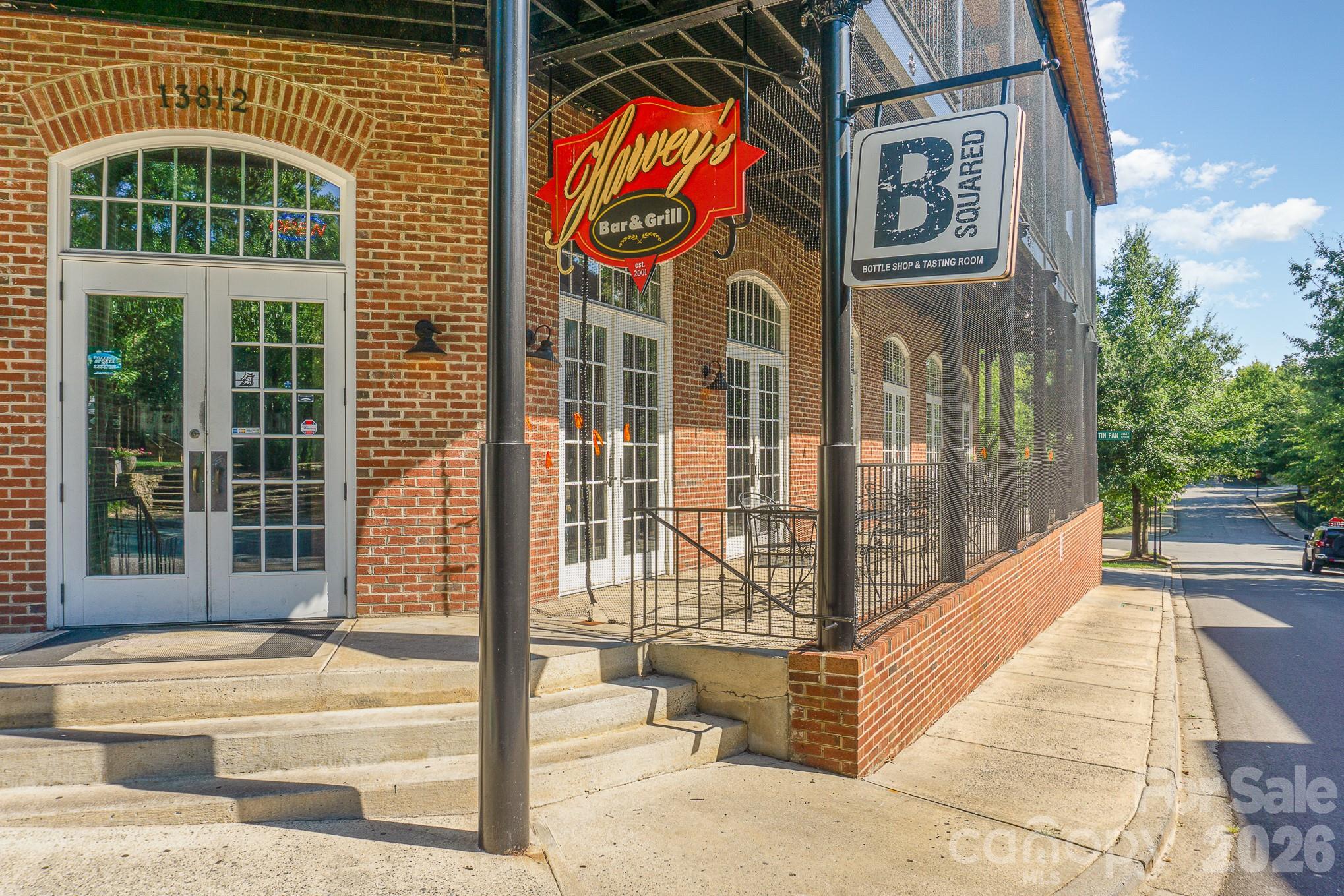 11830 Warfield Avenue — Huntersville