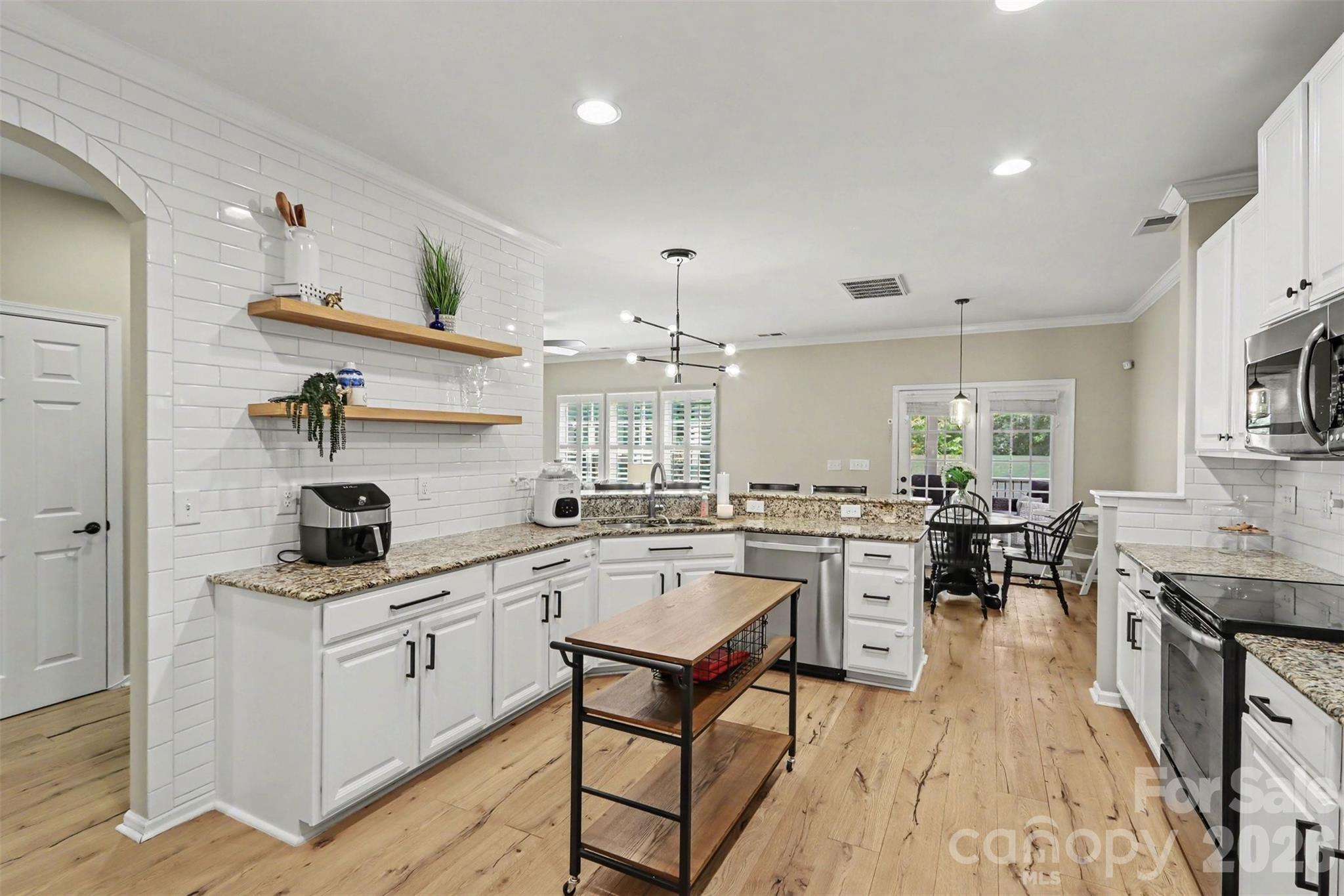 11830 Warfield Avenue — Huntersville