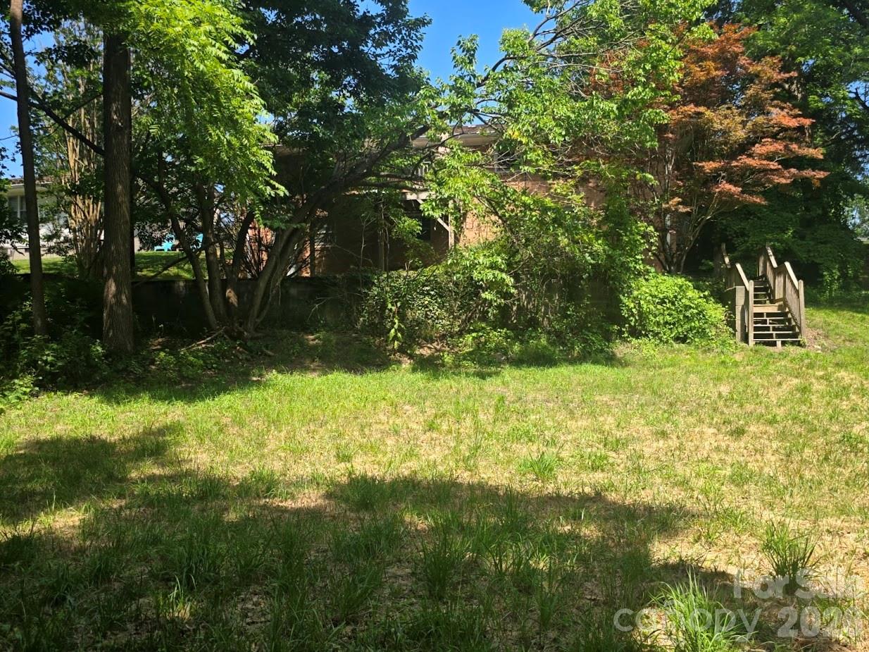 629 Willow Road — Hendersonville