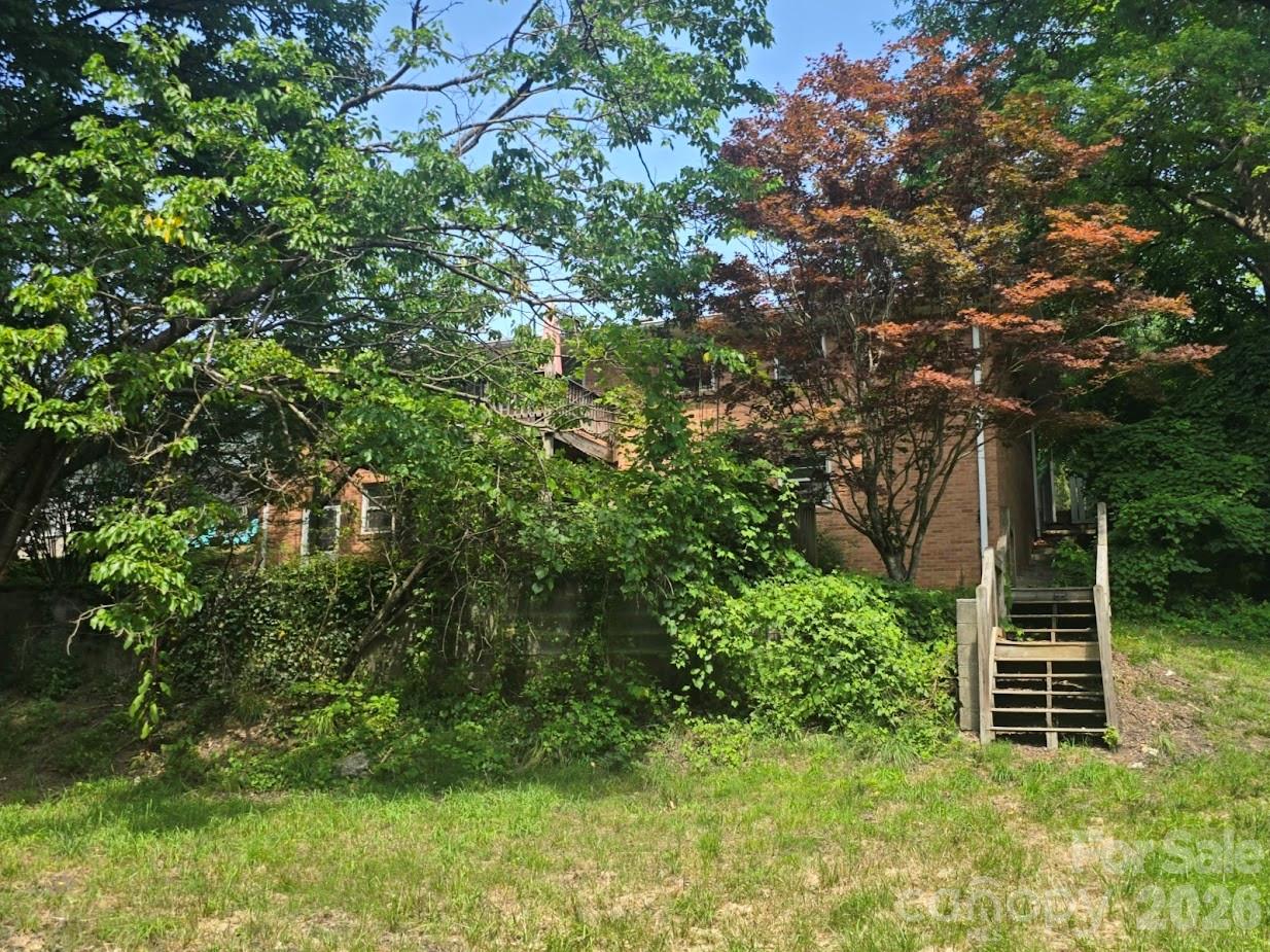 629 Willow Road — Hendersonville