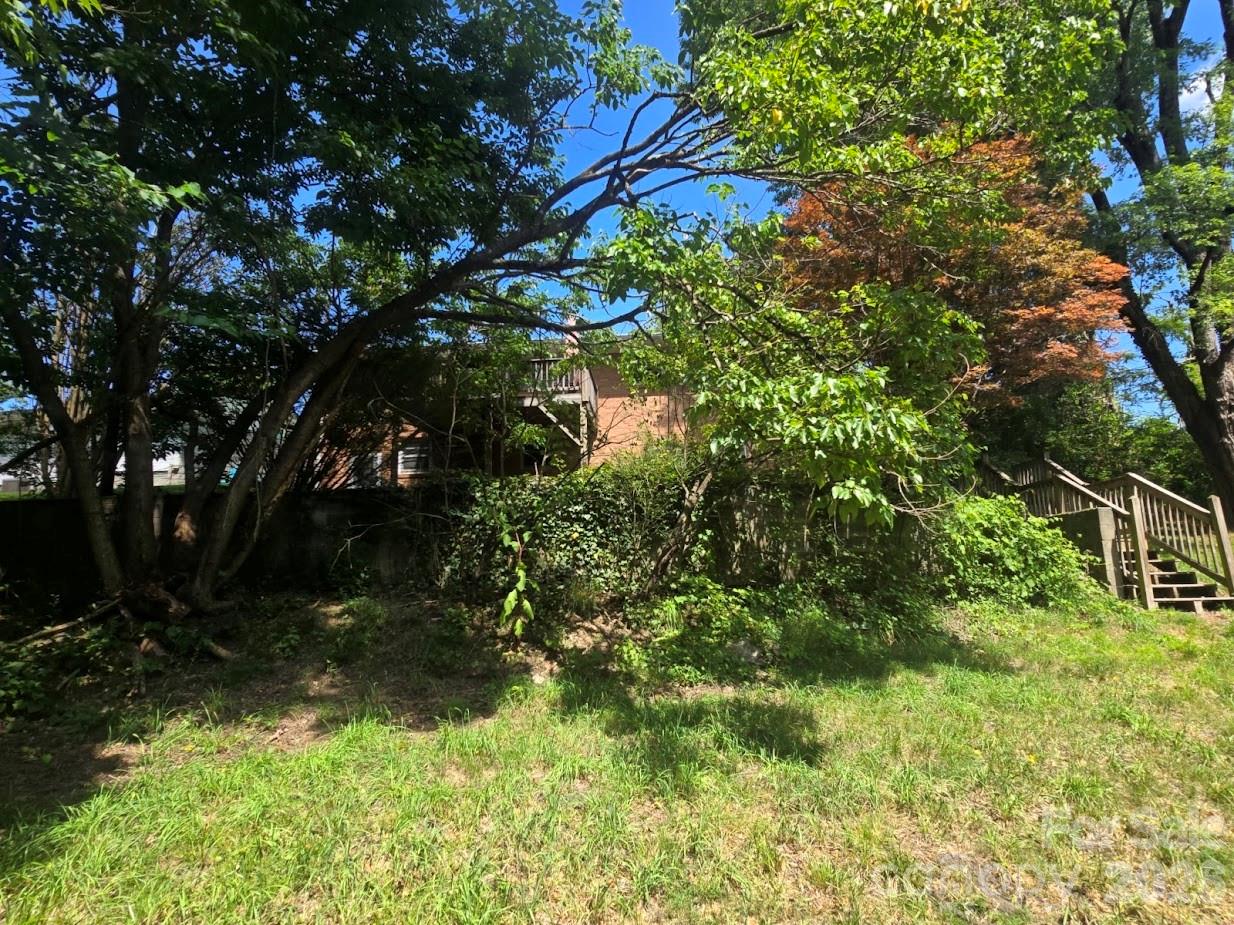 629 Willow Road — Hendersonville