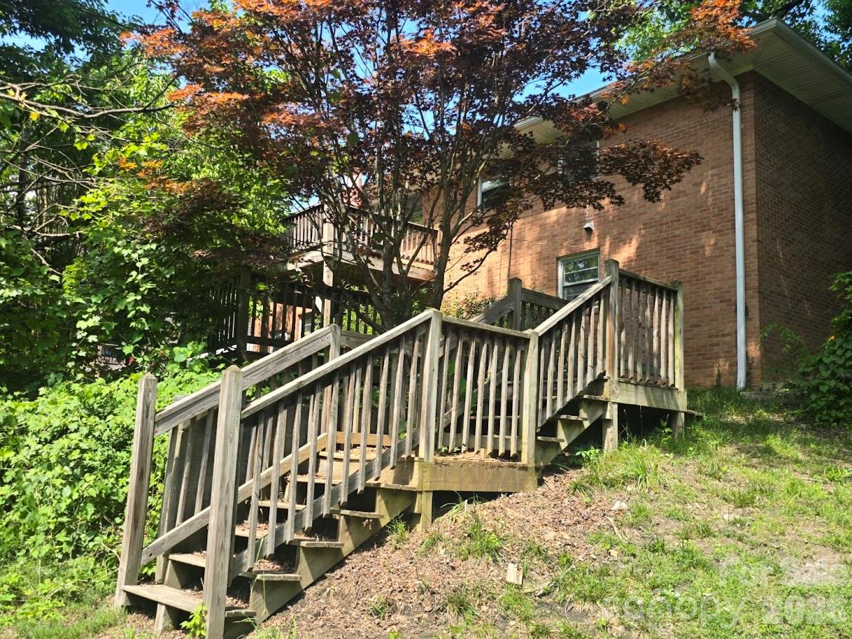 629 Willow Road — Hendersonville