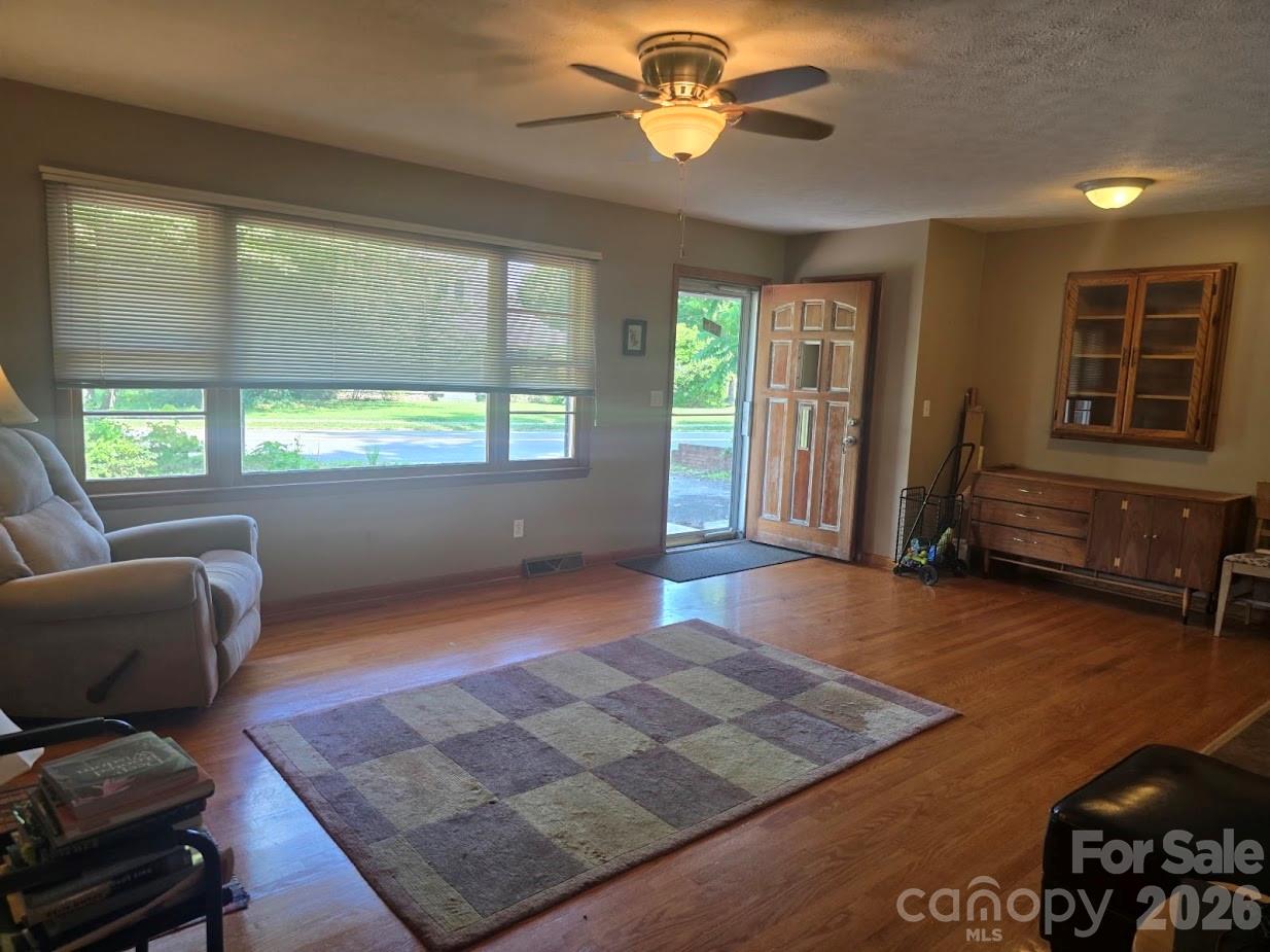 629 Willow Road — Hendersonville