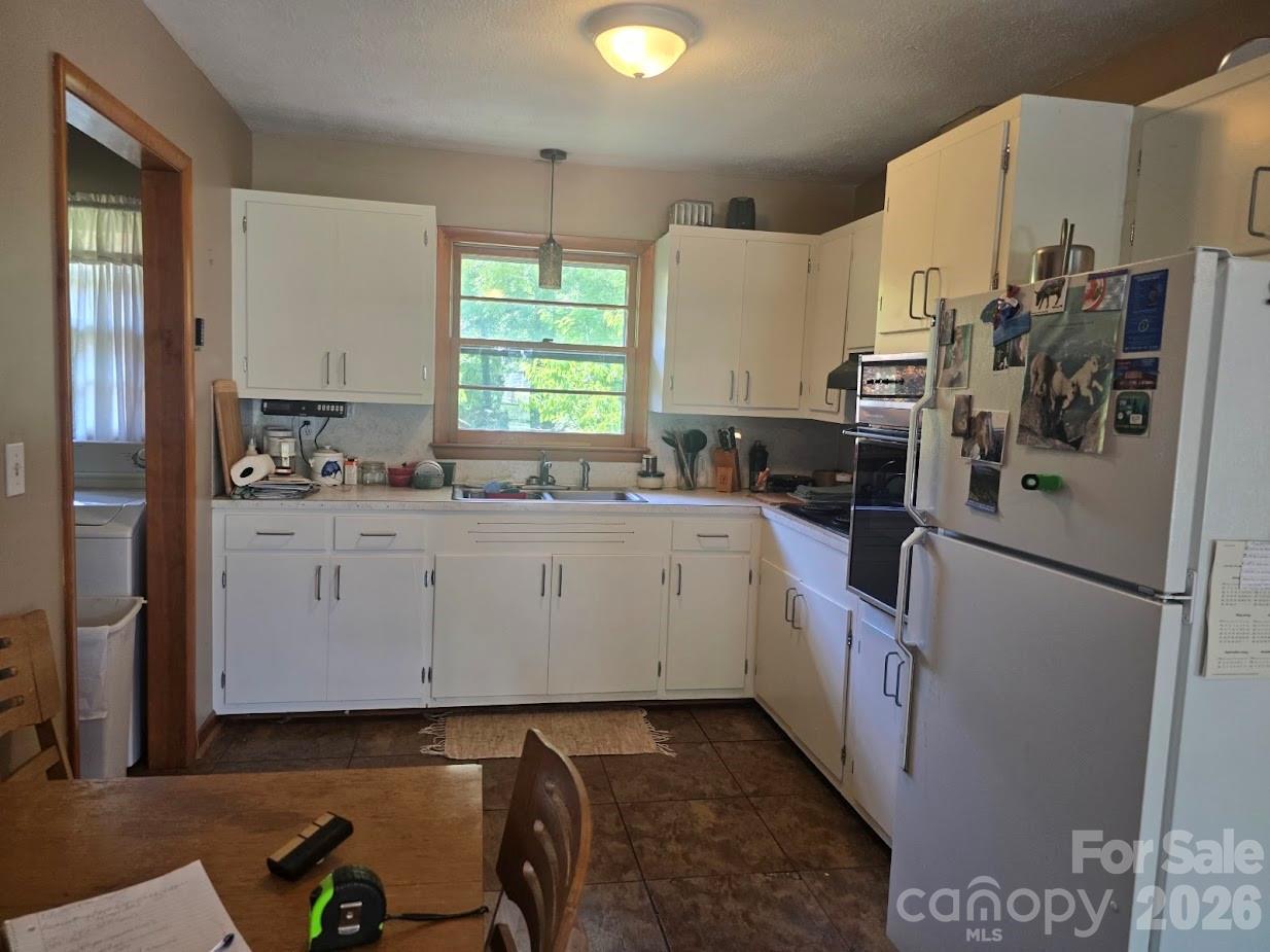 629 Willow Road — Hendersonville