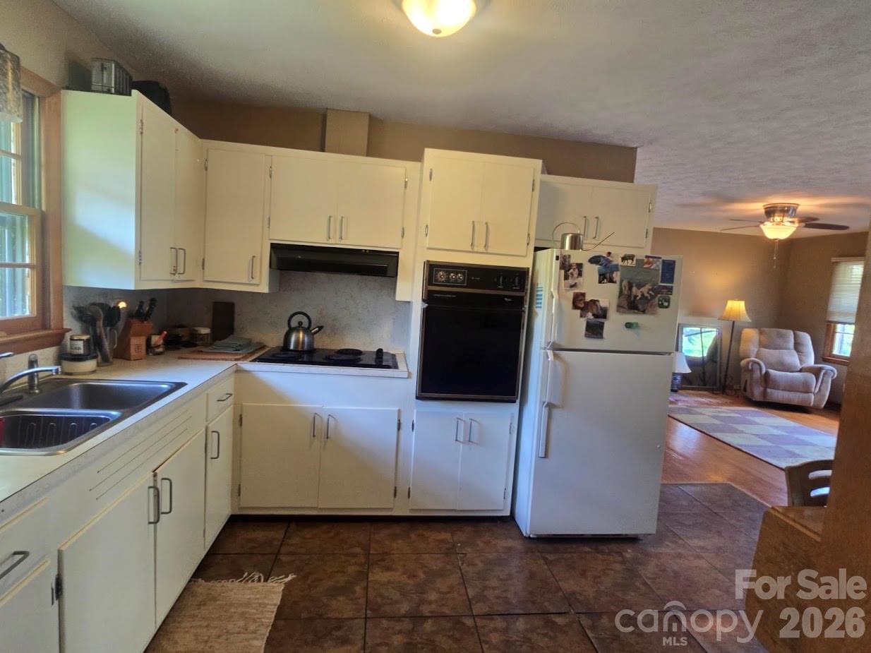 629 Willow Road — Hendersonville