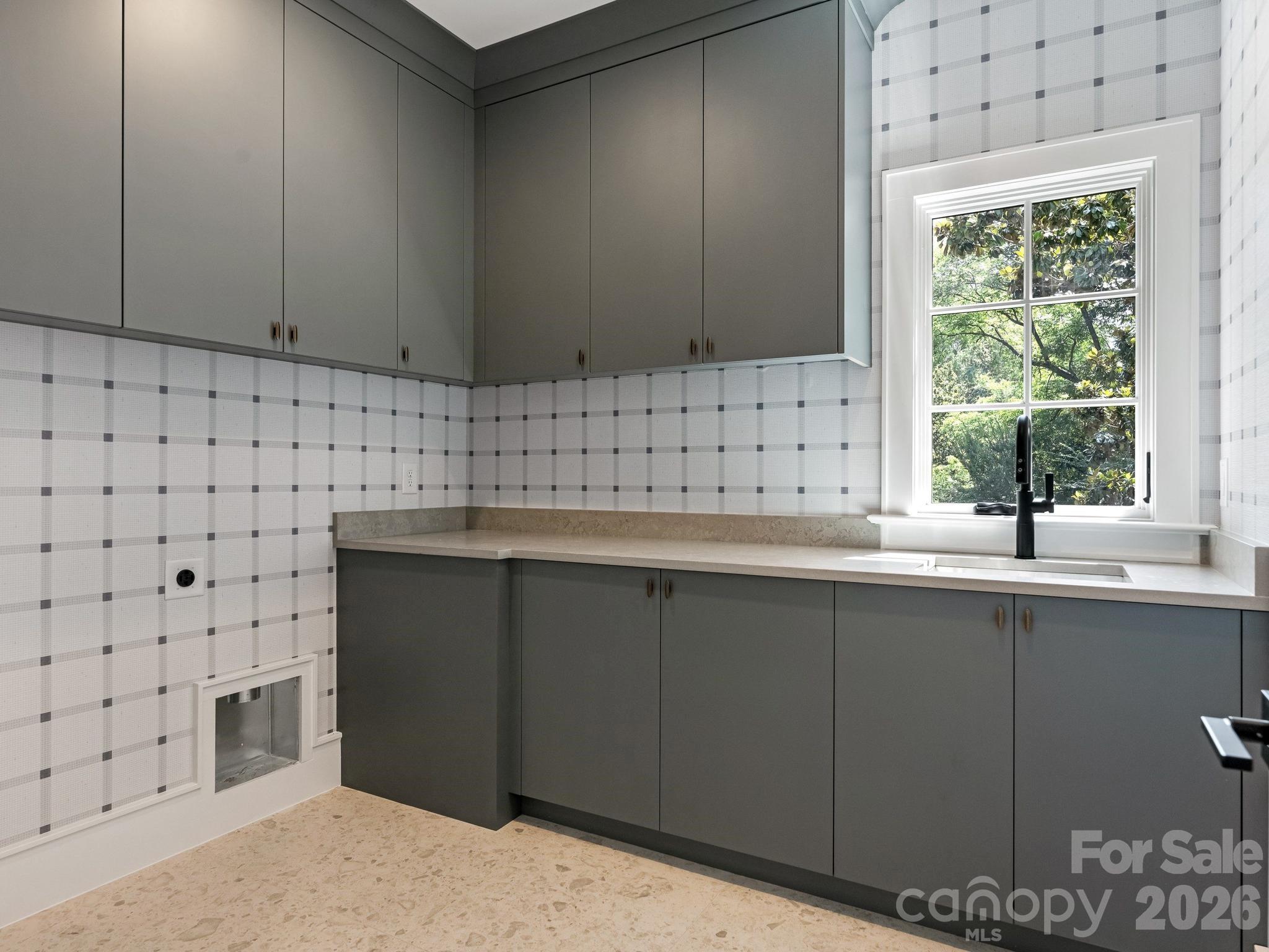 3240 Sunset Drive — Charlotte