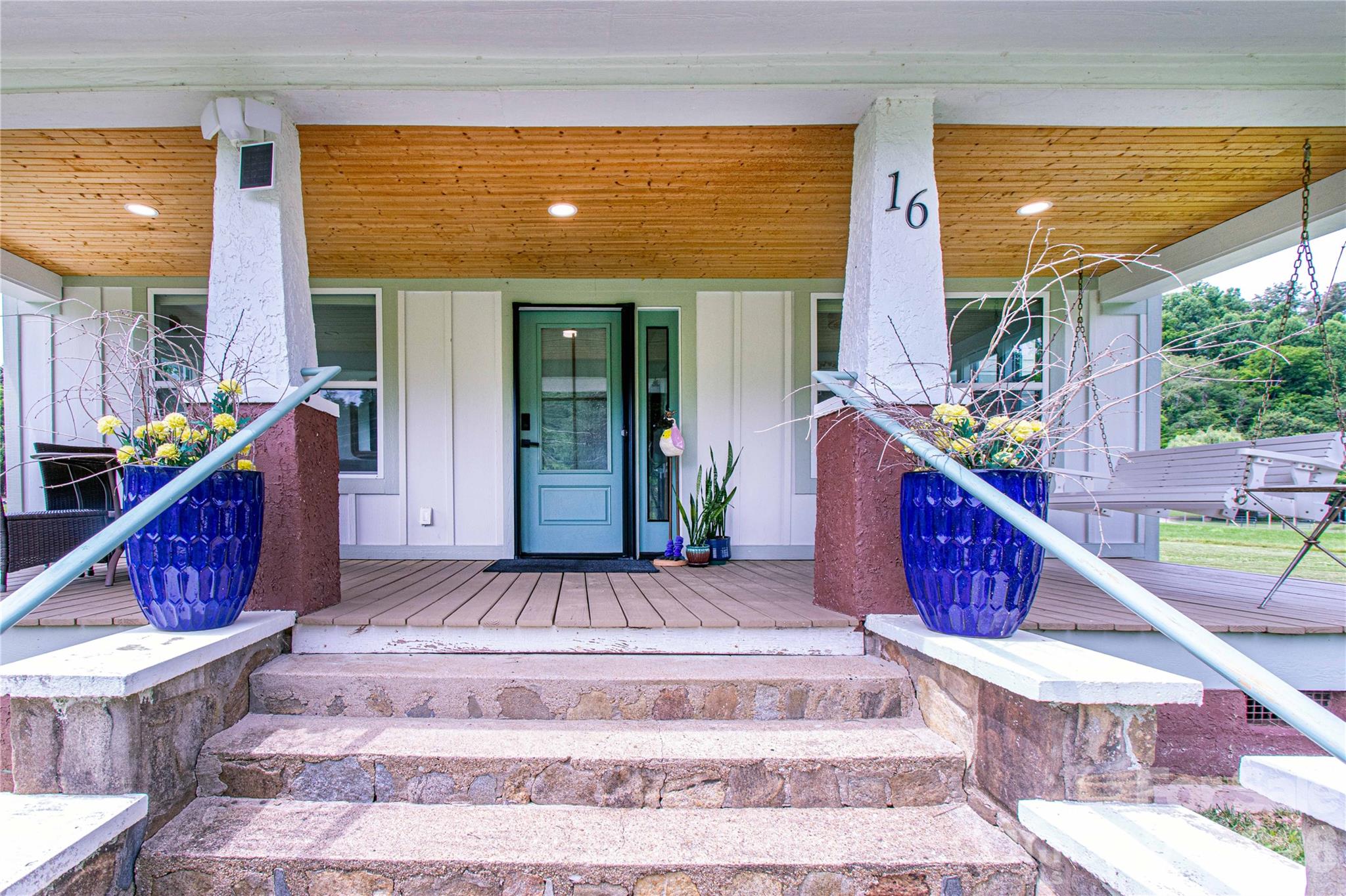 16 Riverside Drive — Barnardsville