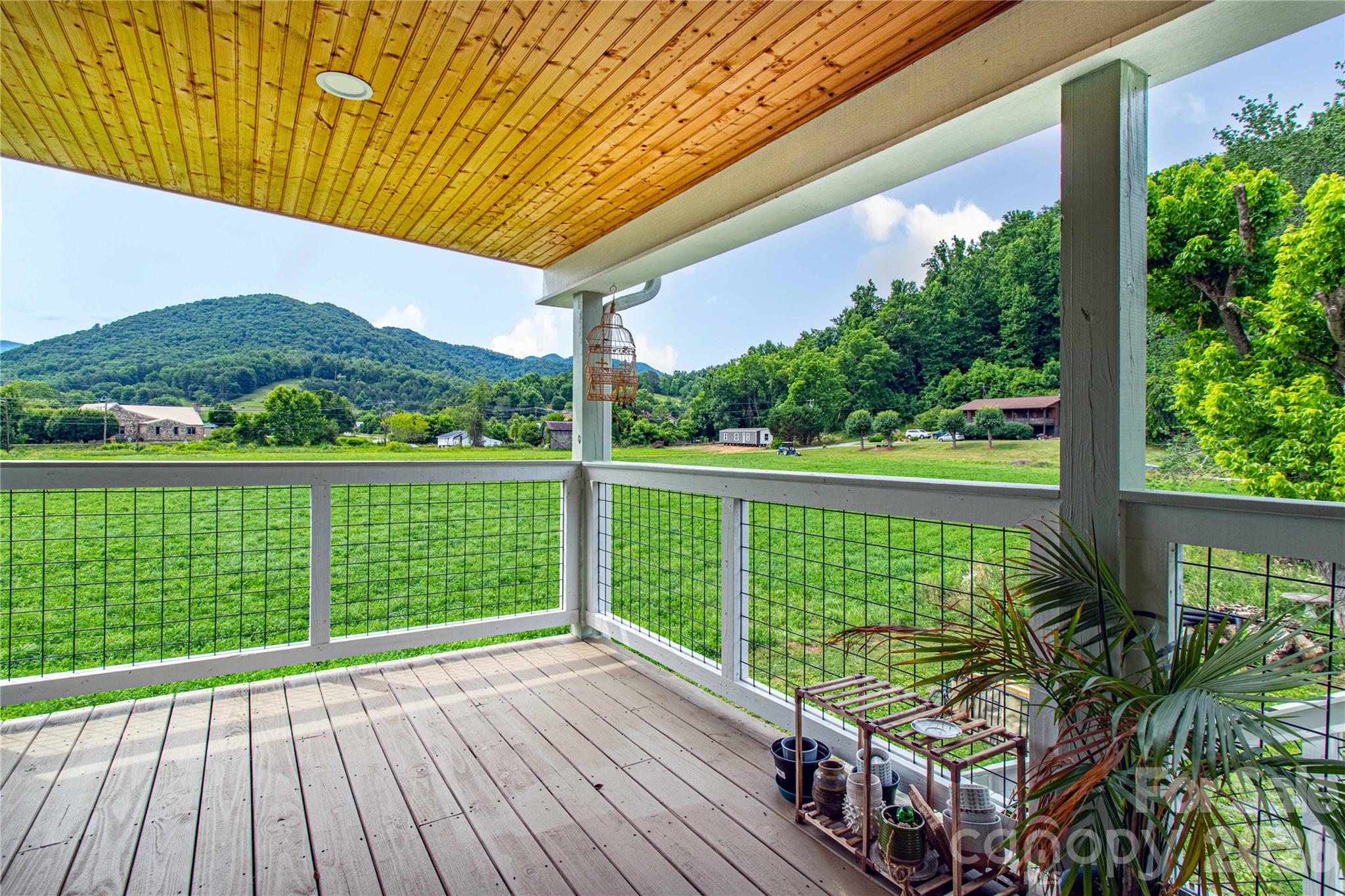 16 Riverside Drive — Barnardsville