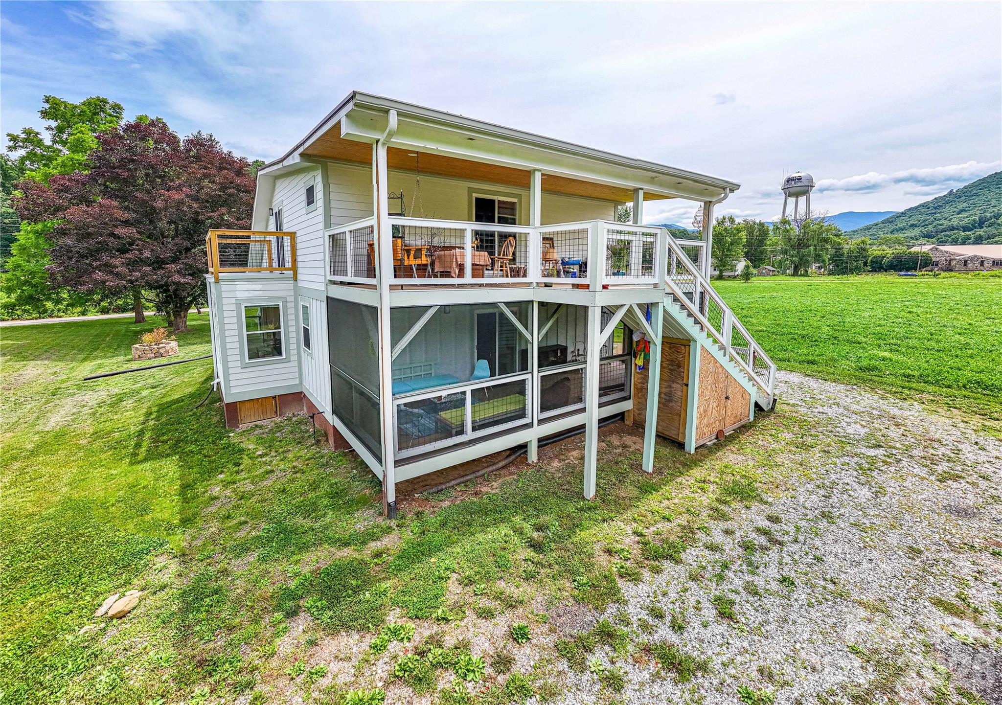 16 Riverside Drive — Barnardsville