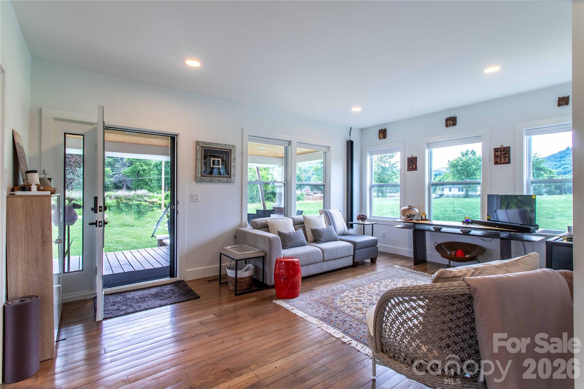 16 Riverside Drive — Barnardsville