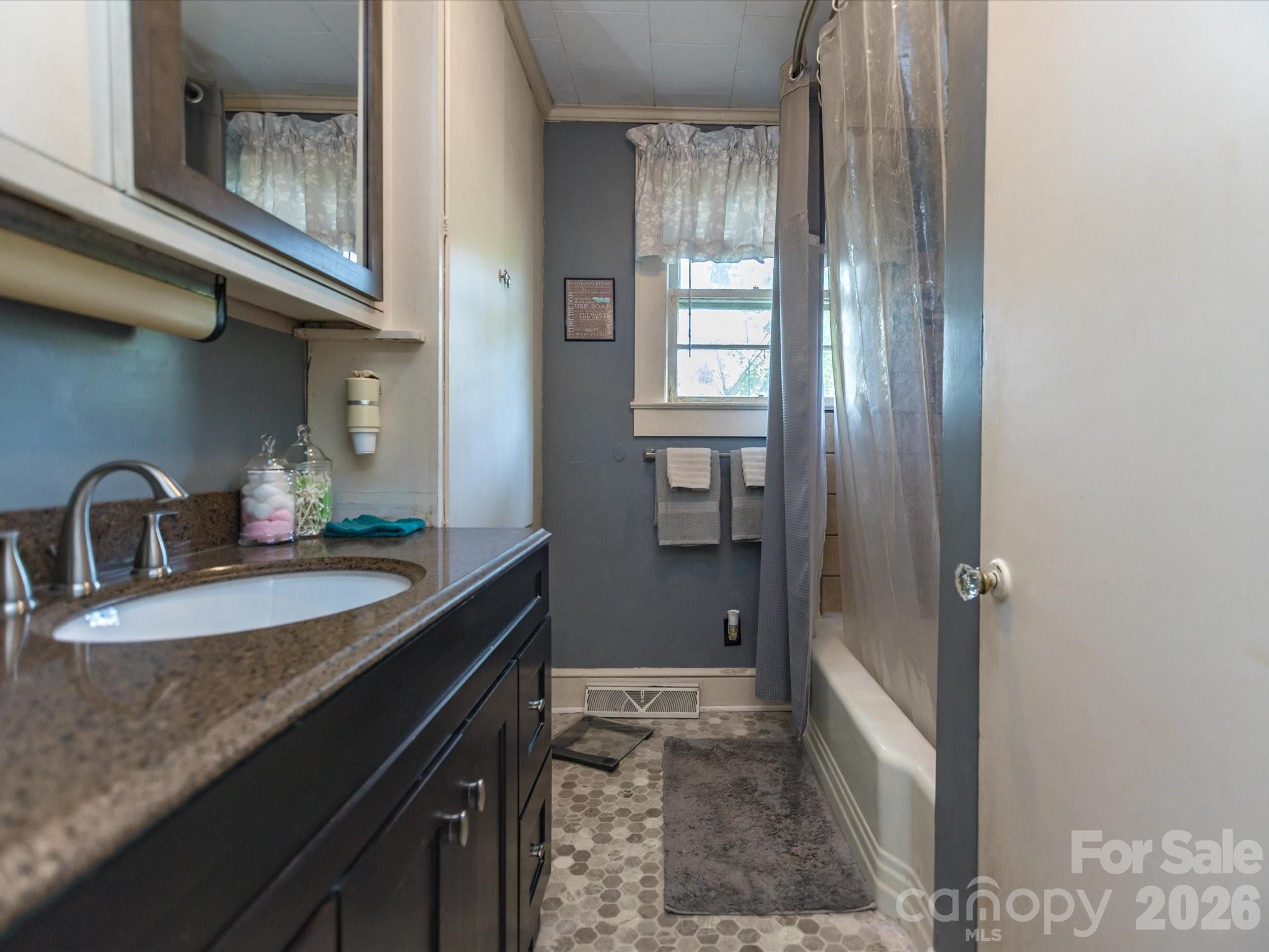 2111 Emmanuel Church Road — Conover
