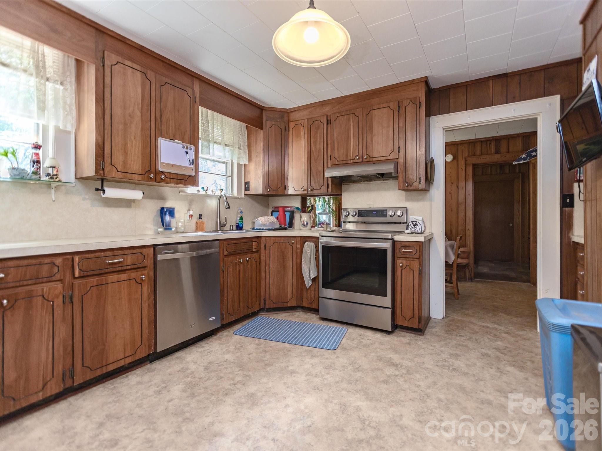 2111 Emmanuel Church Road — Conover