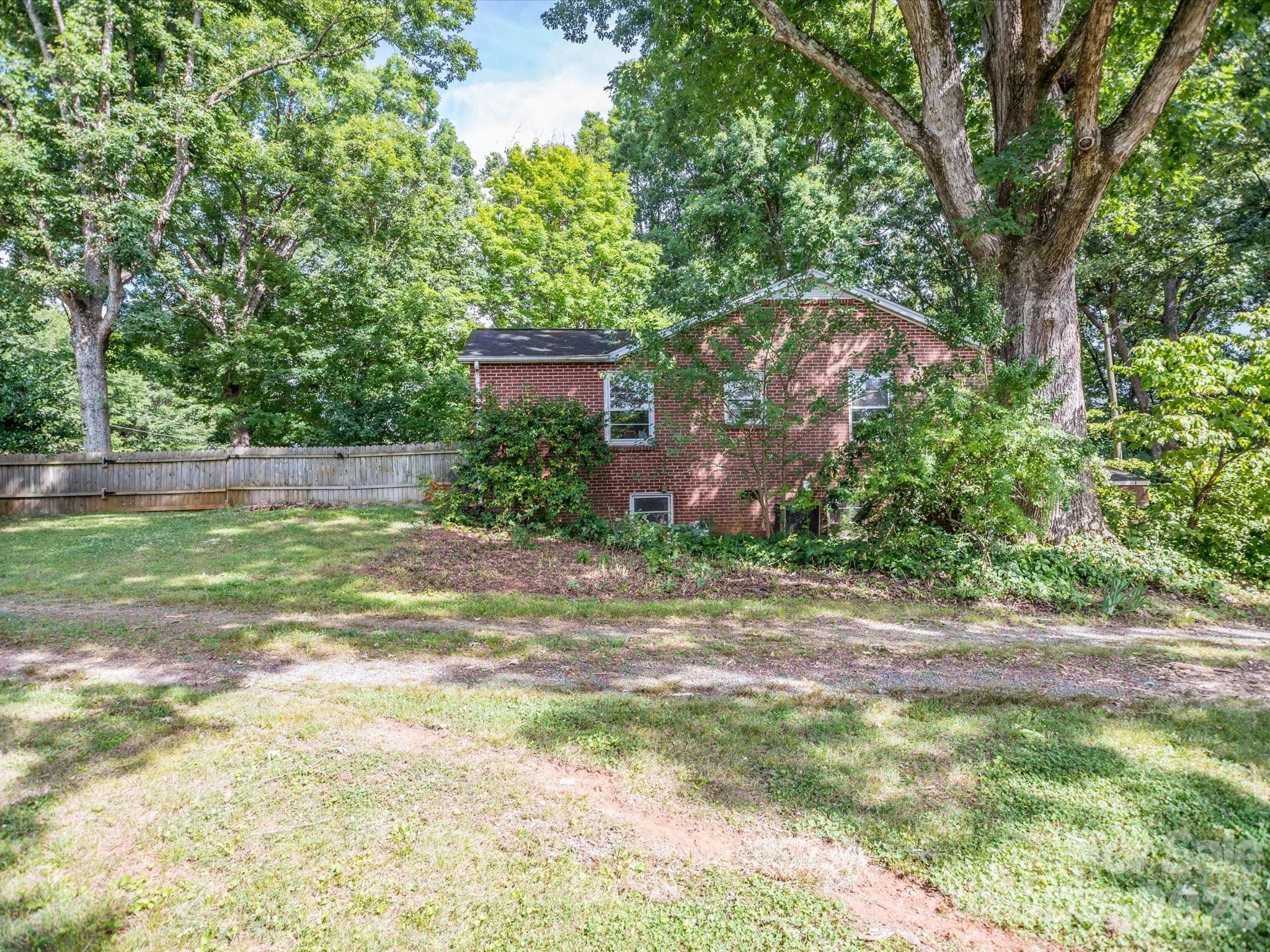 2111 Emmanuel Church Road — Conover
