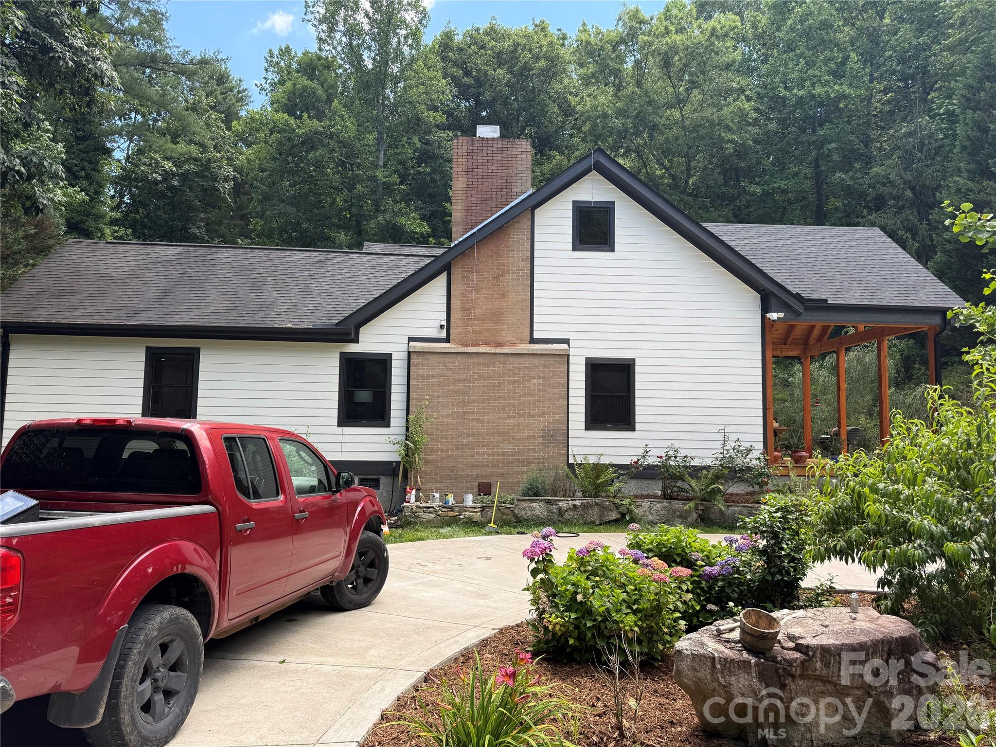86 Holiday Drive — Hendersonville
