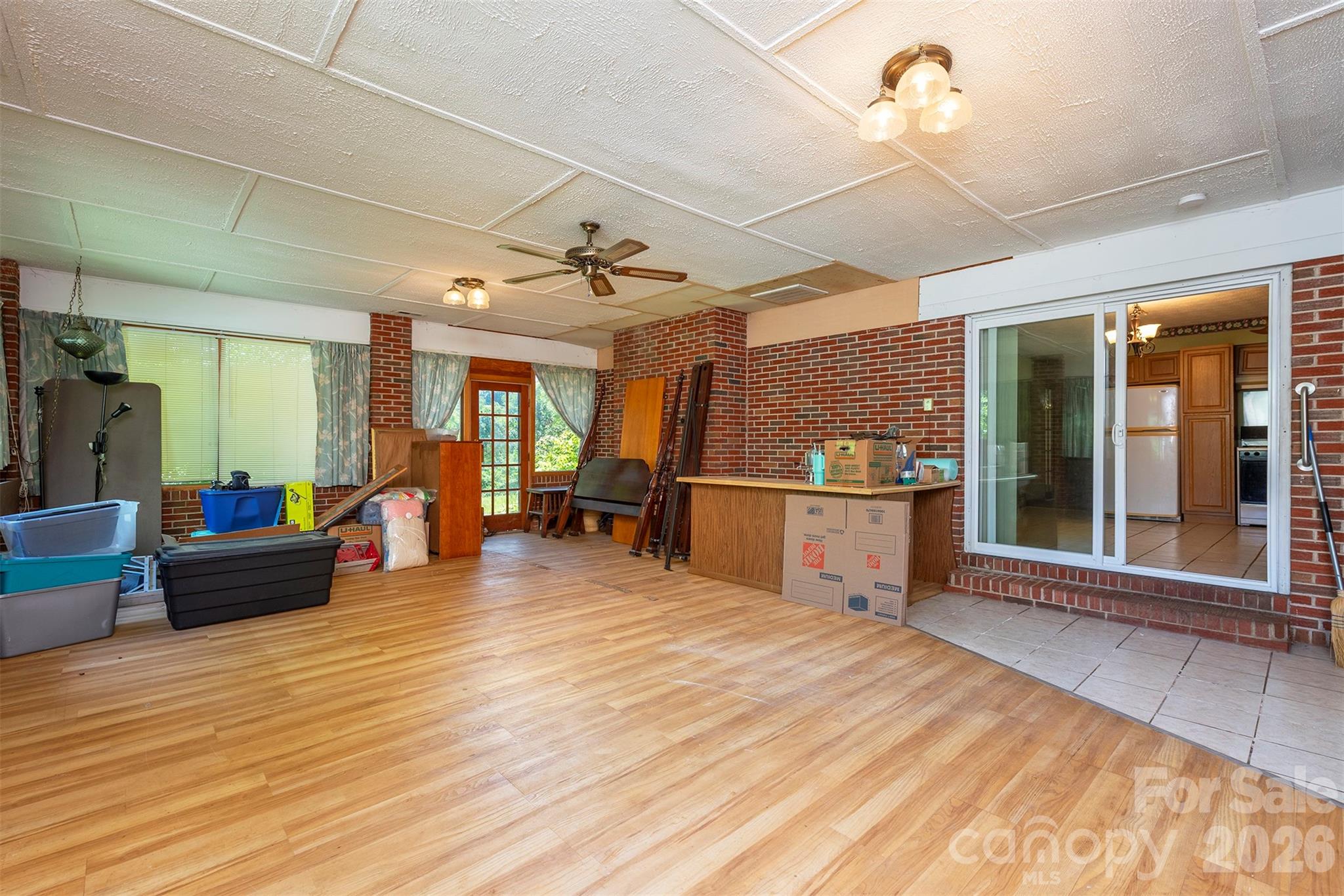 637 Fisher Lane — Marshall