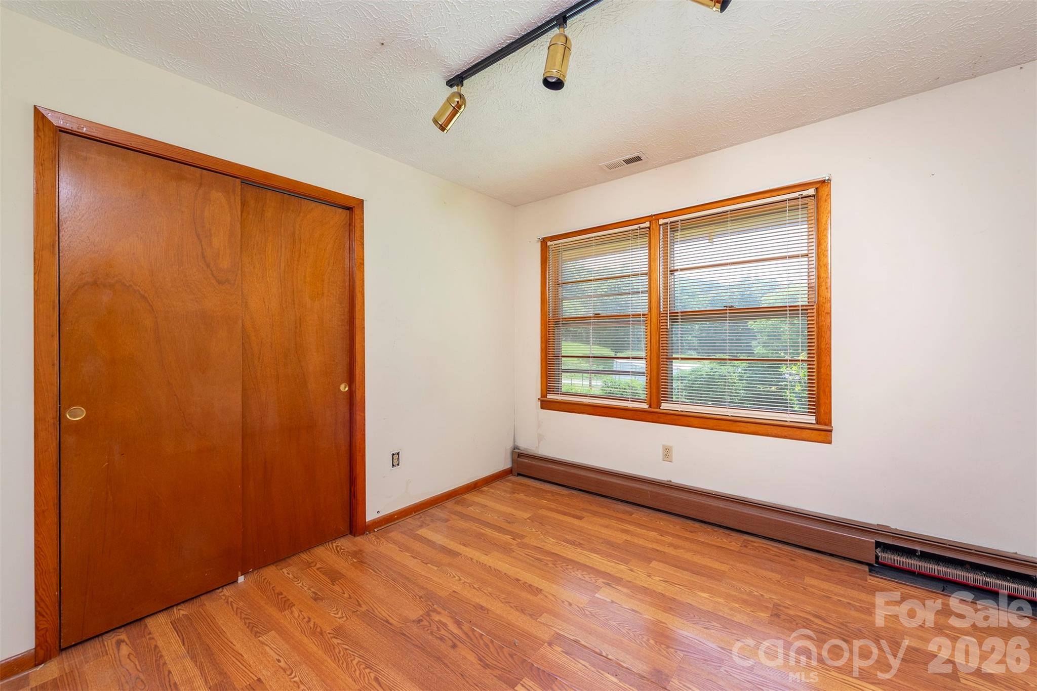 637 Fisher Lane — Marshall