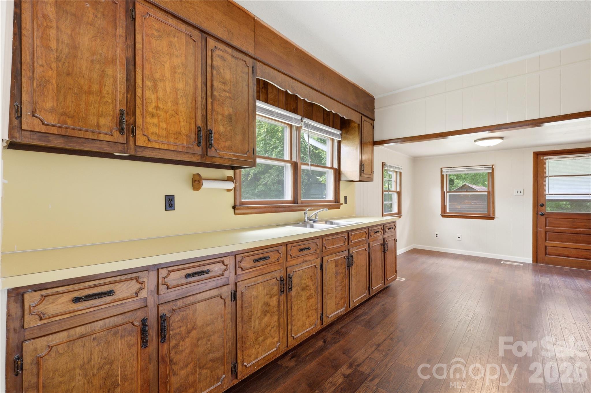 1013 7th Street NE — Hickory