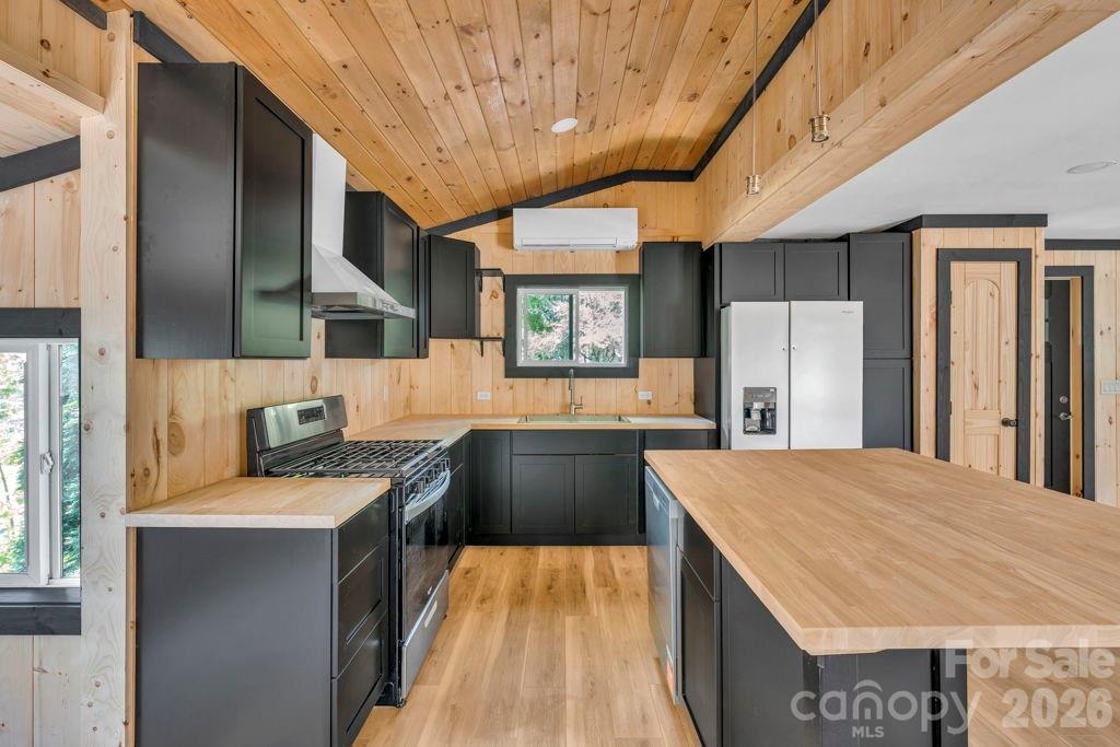 209 Meadow Loop — Newland