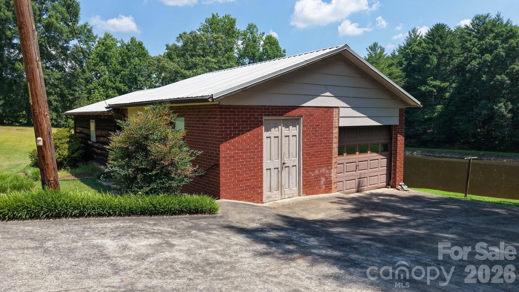 390 Airport Road — Taylorsville