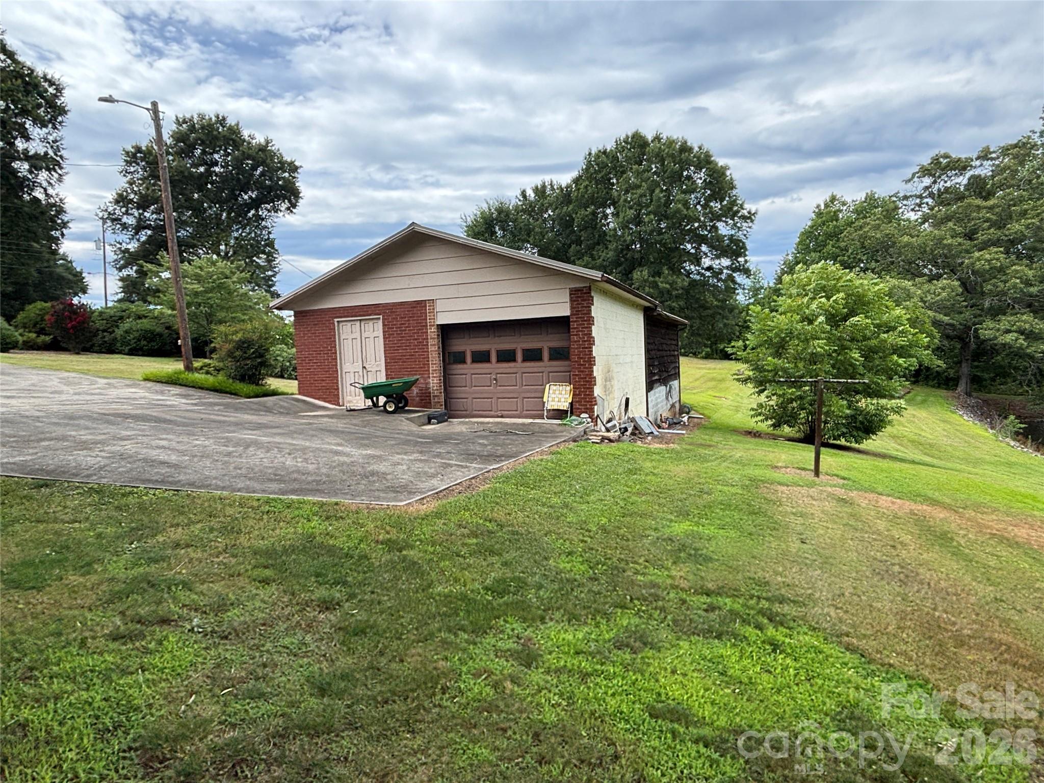 390 Airport Road — Taylorsville