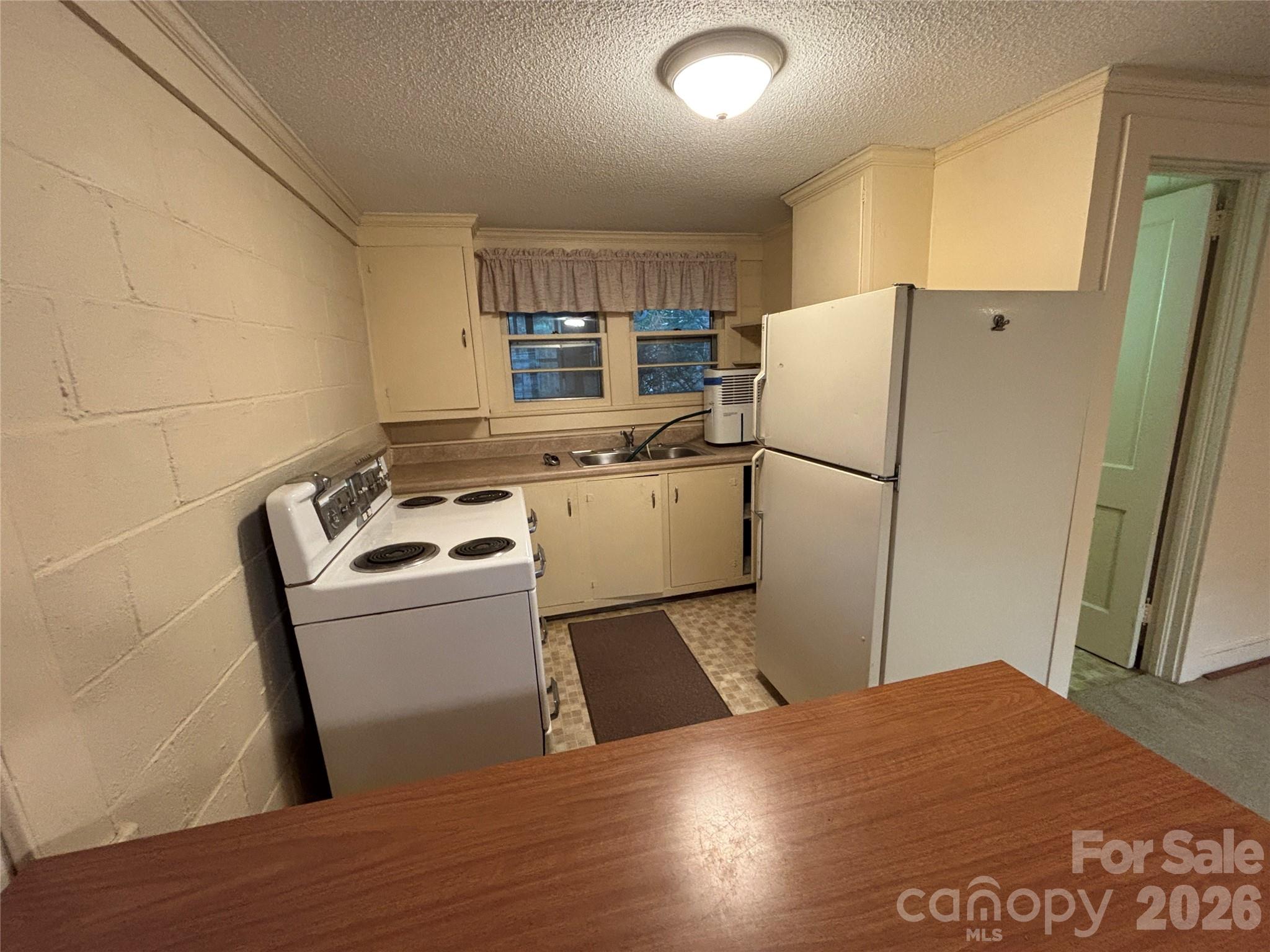 390 Airport Road — Taylorsville