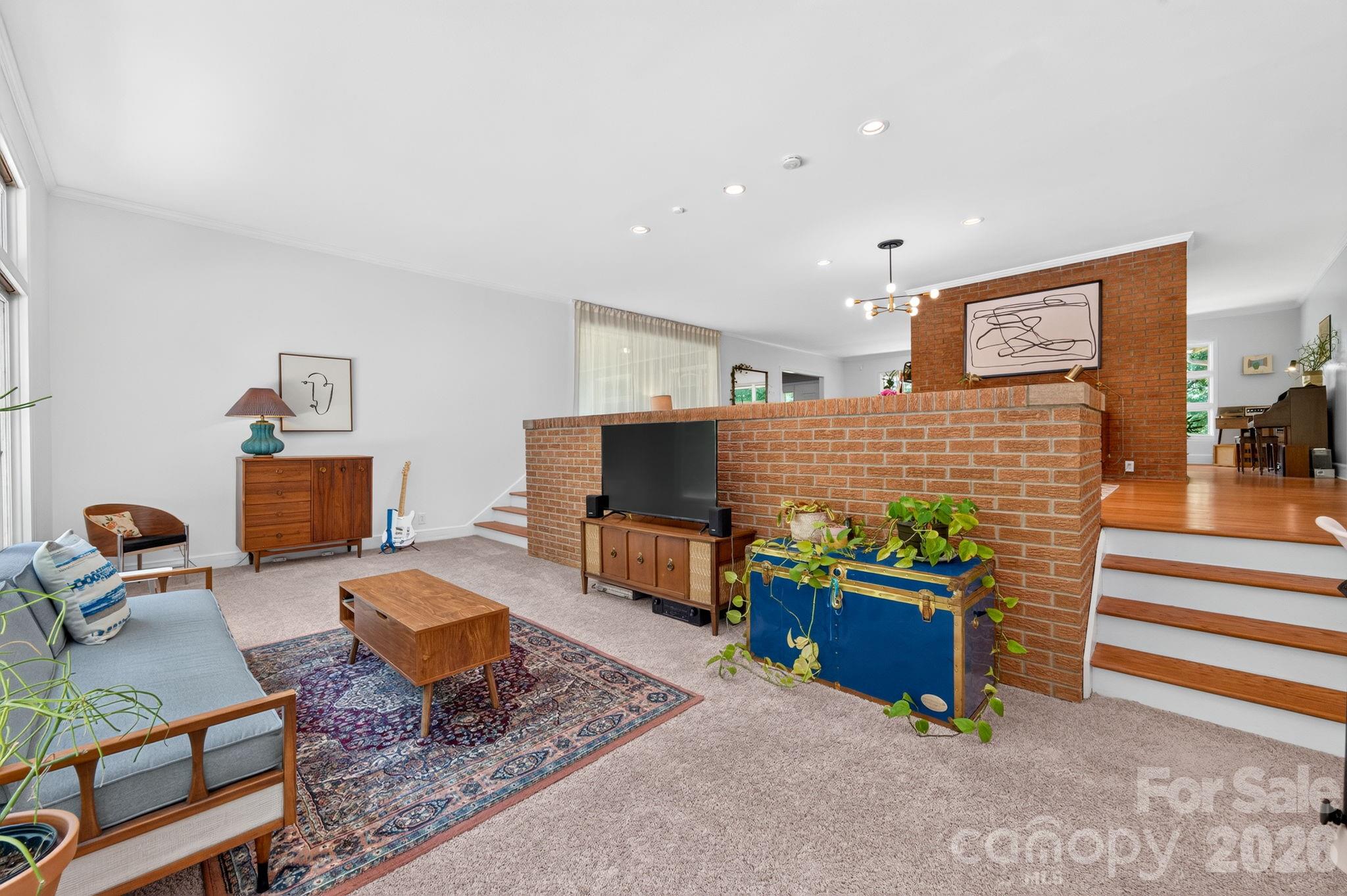 112 Crestwood Circle — Chester
