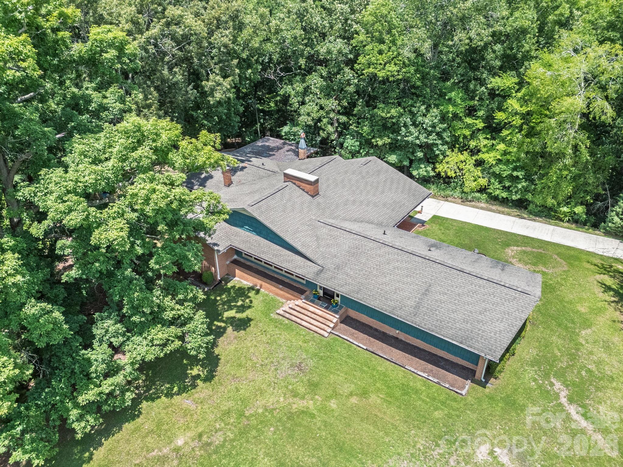 112 Crestwood Circle — Chester