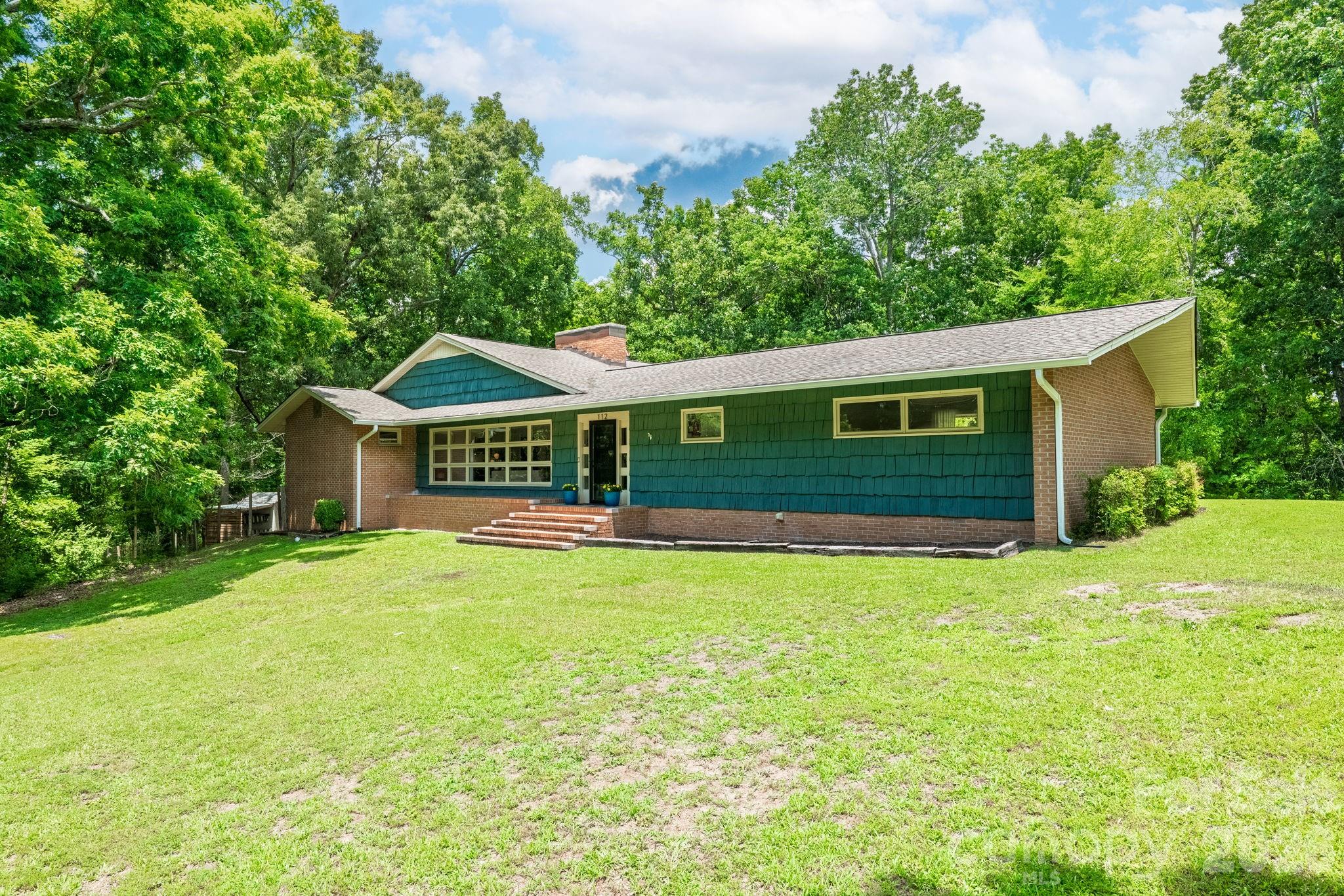 112 Crestwood Circle — Chester