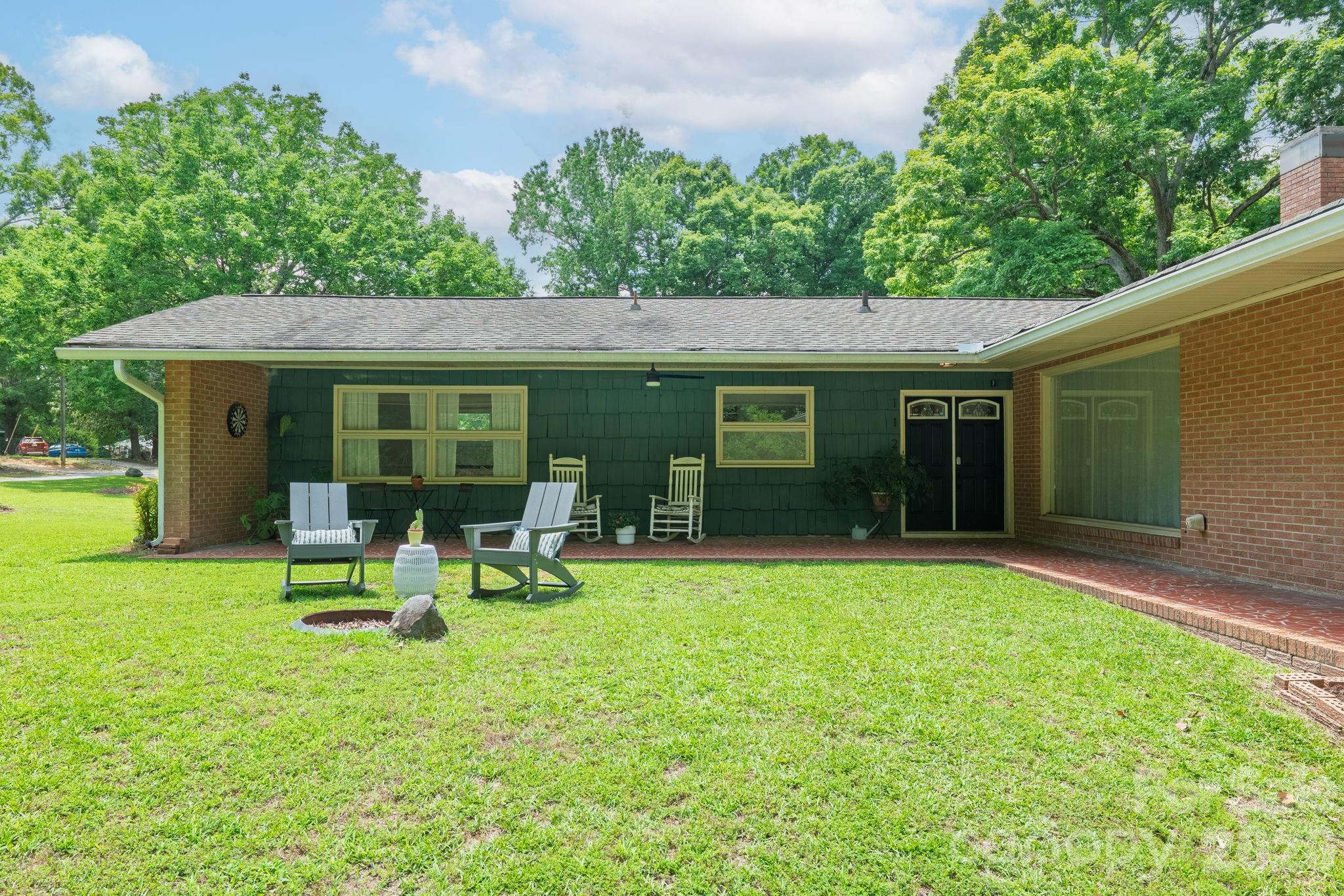 112 Crestwood Circle — Chester