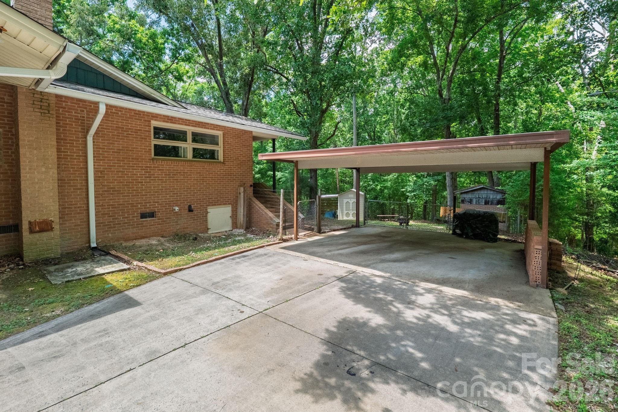 112 Crestwood Circle — Chester