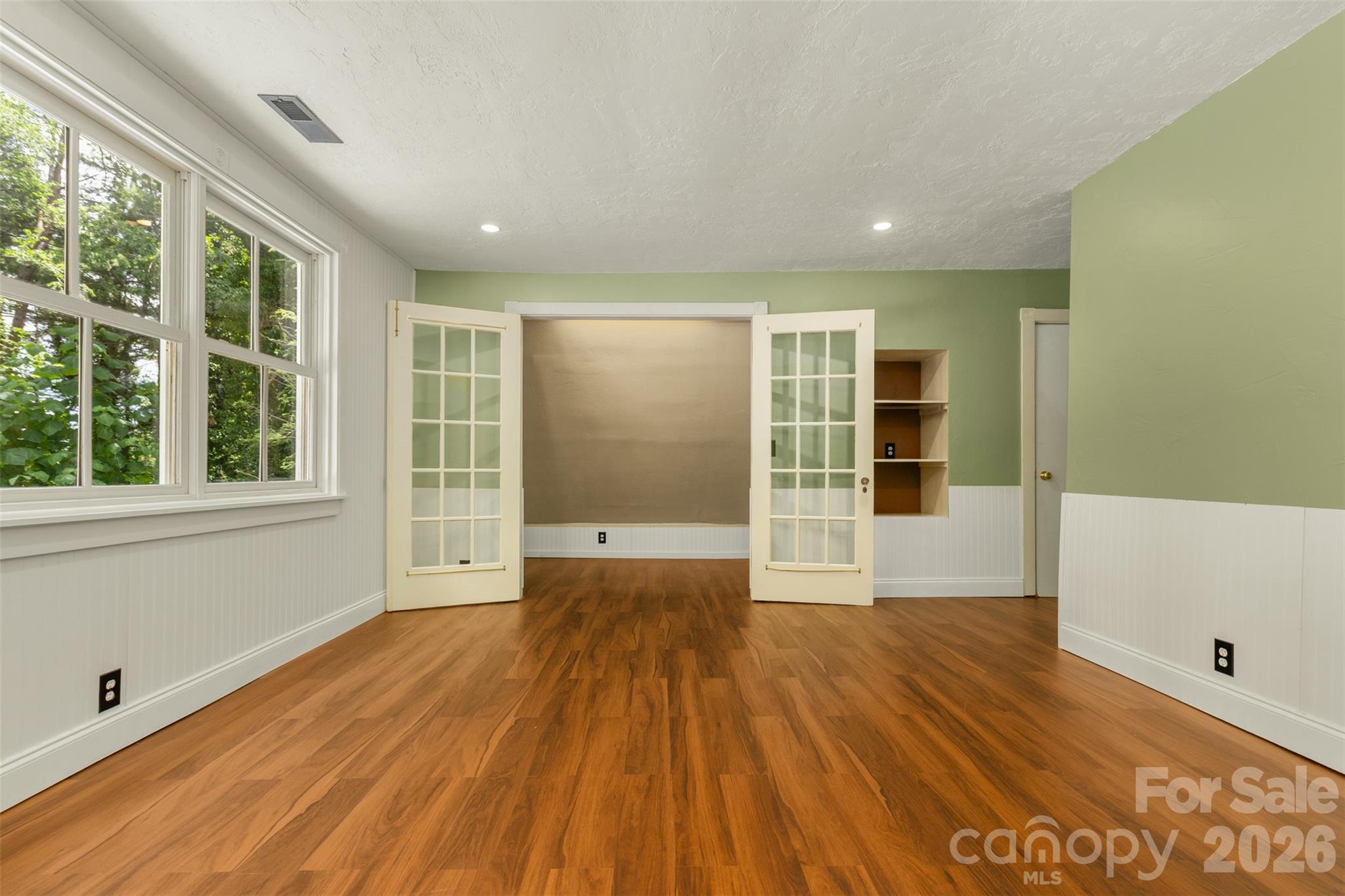 100 Cannon Drive — Hendersonville