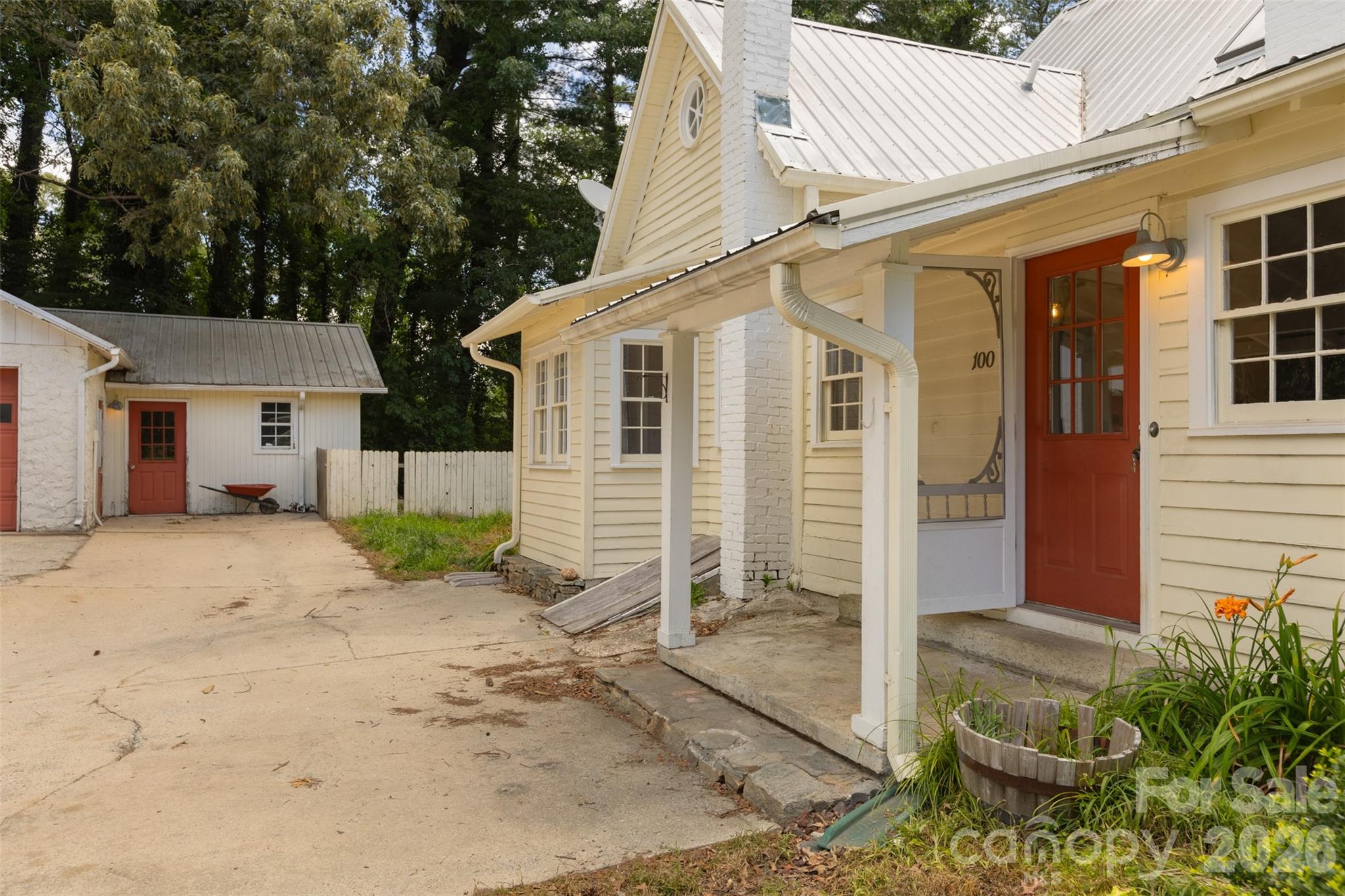 100 Cannon Drive — Hendersonville