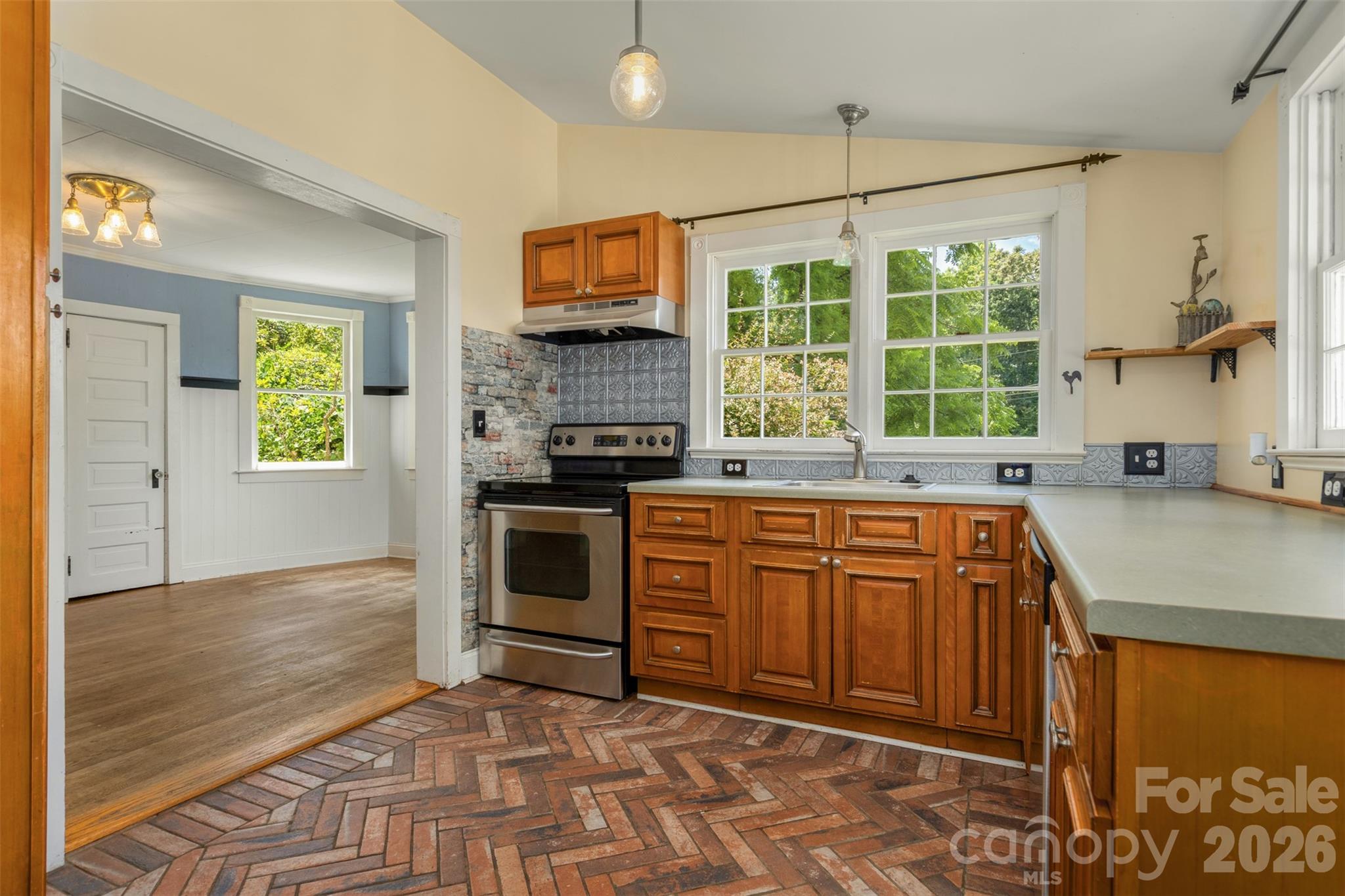 100 Cannon Drive — Hendersonville