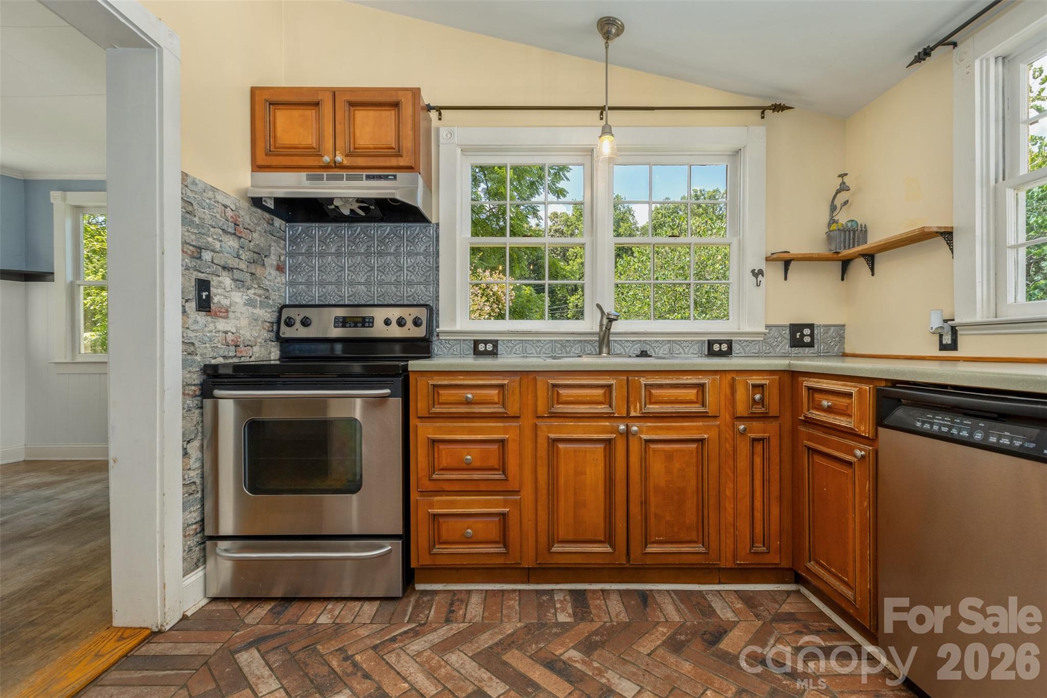100 Cannon Drive — Hendersonville