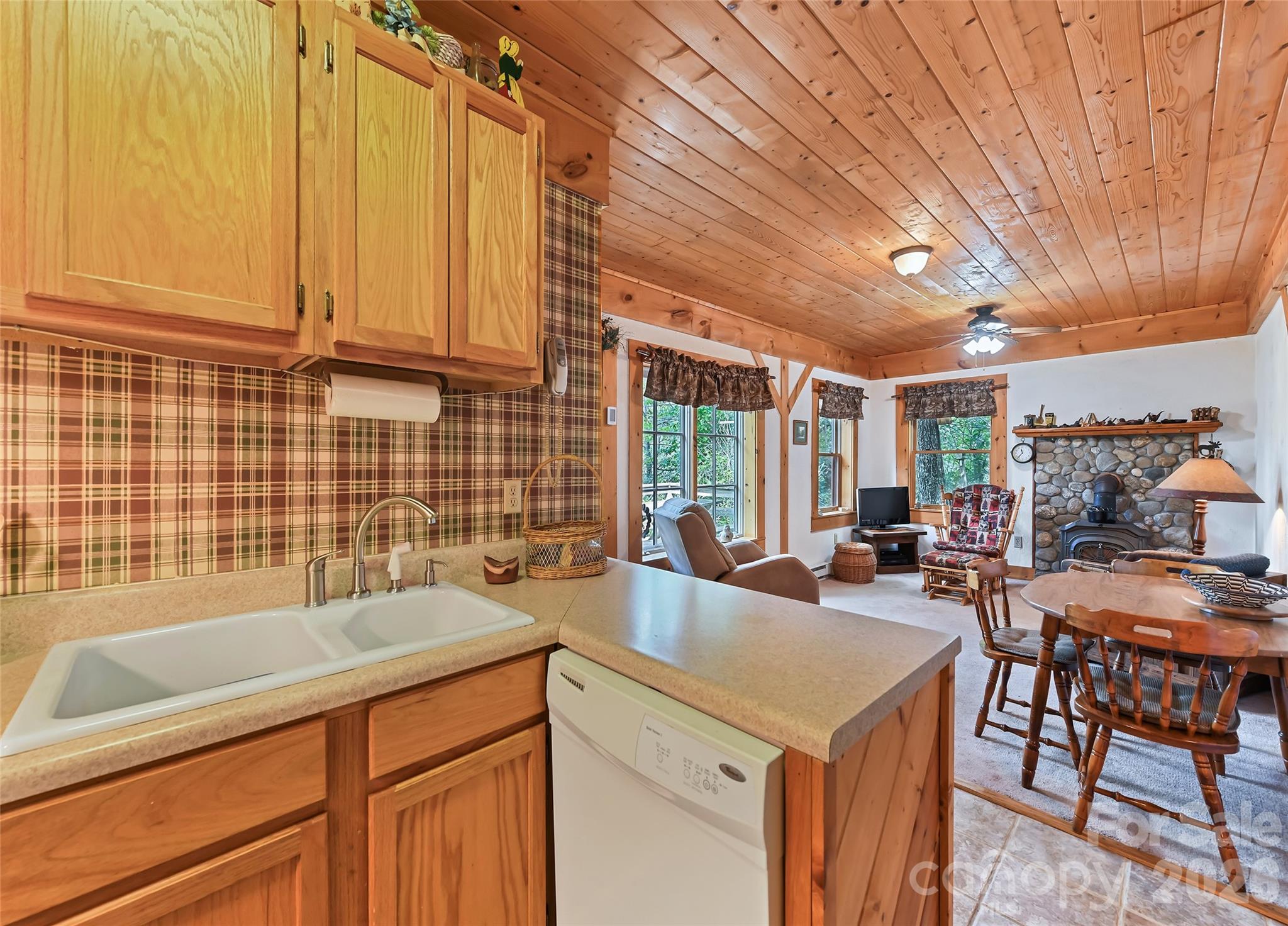 52 Steep Lane — Maggie Valley