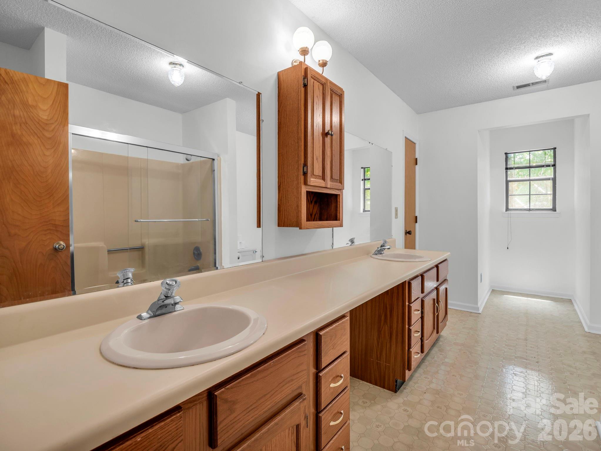 122 Birchwood Drive — Hendersonville