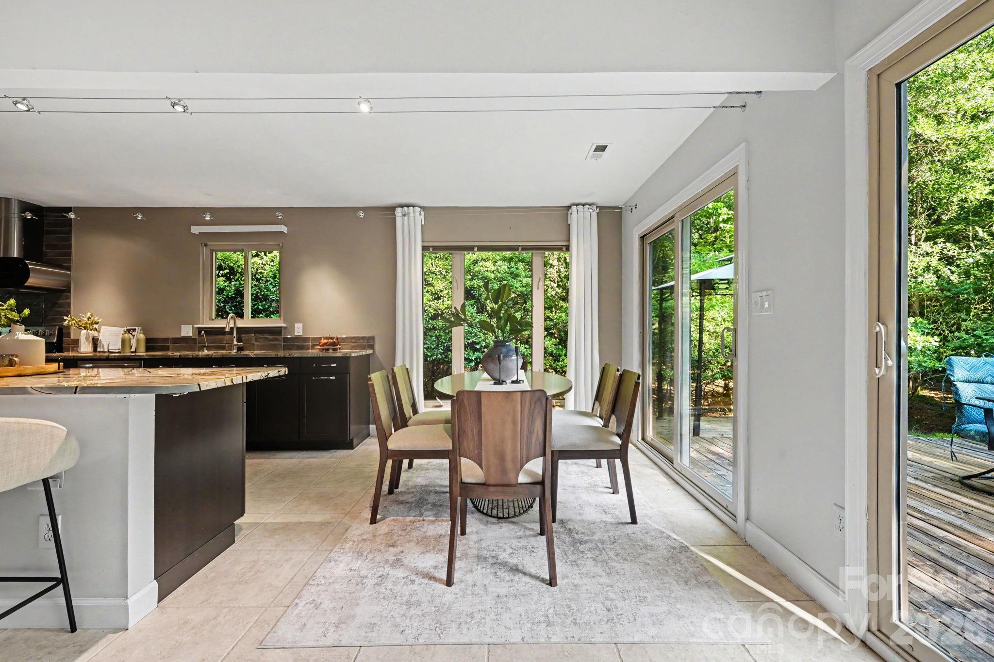 10006 Stoneleigh Lane — Charlotte